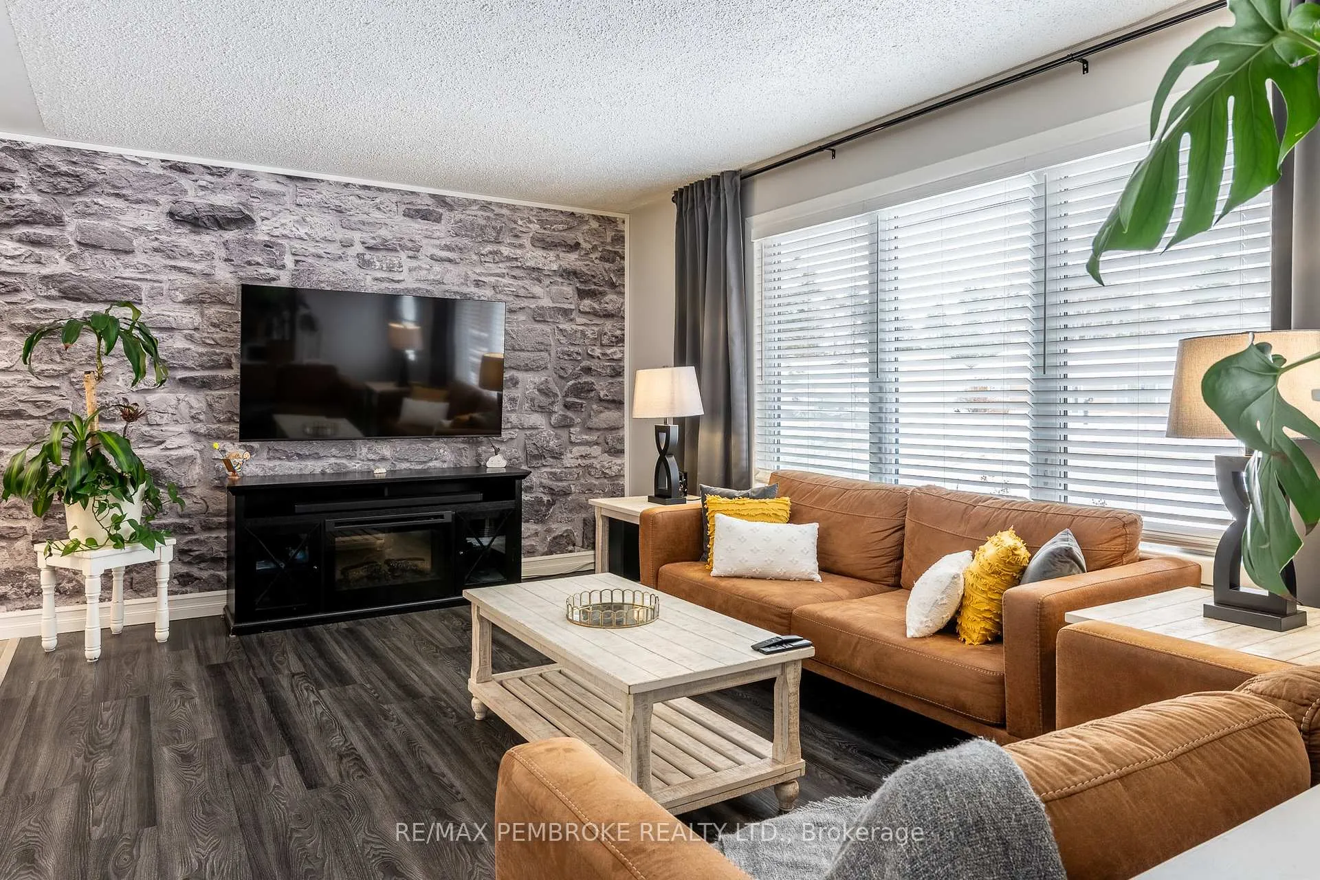 Photo 12 of 11 Michael Crescent, Petawawa — HOMEH