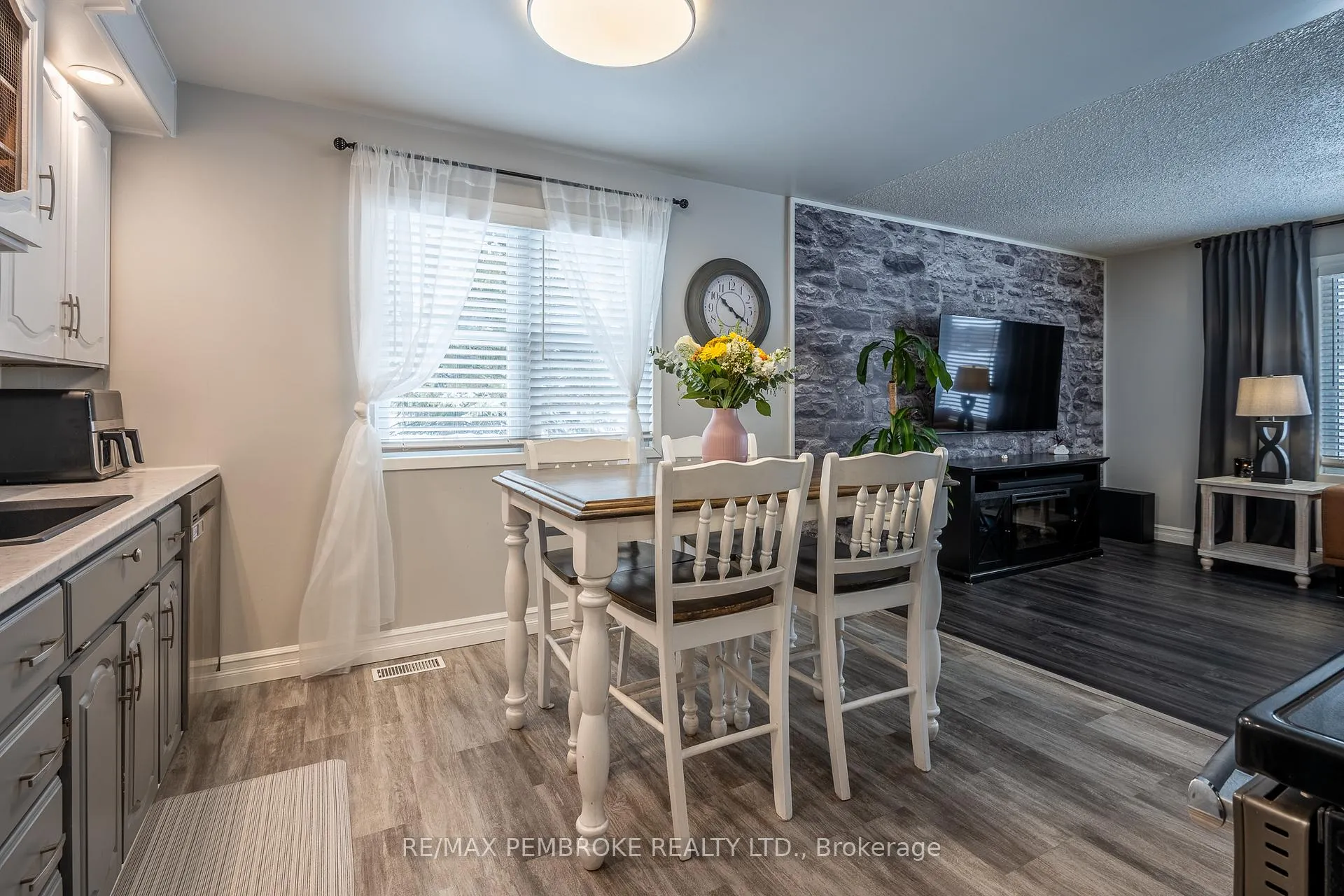 Photo 18 of 11 Michael Crescent, Petawawa — HOMEH