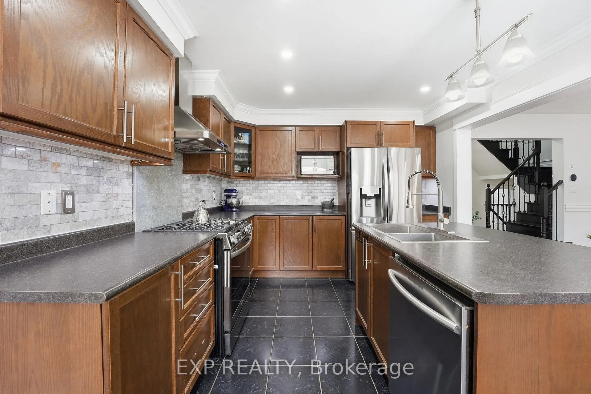 Photo 8 of 44 Willoughby Way, New Tecumseth, Alliston — HOMEH