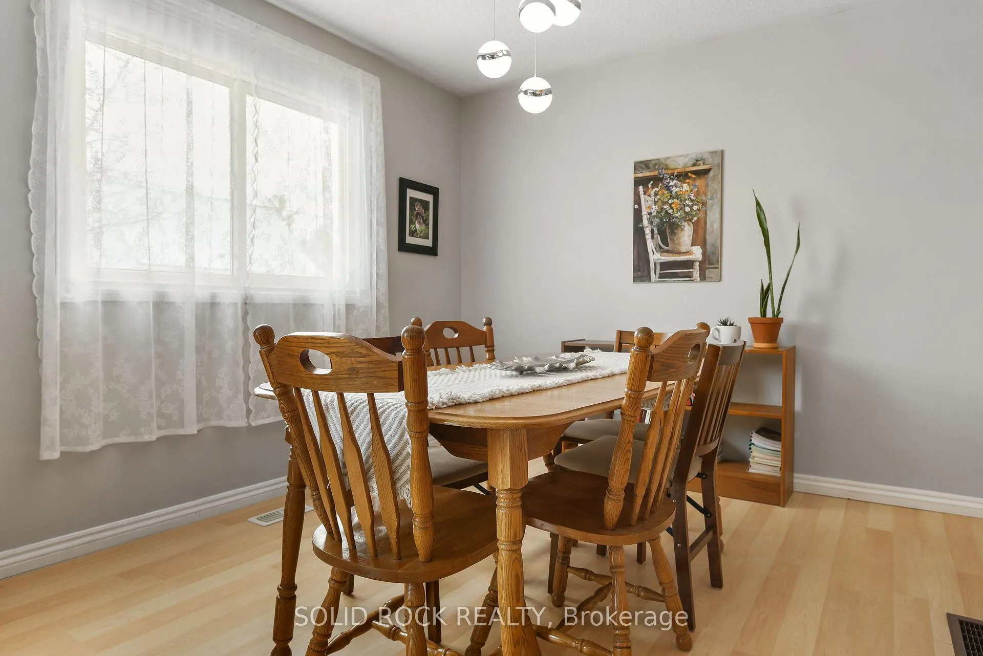 Photo 9 of 127 Edward Street S, Arnprior — HOMEH