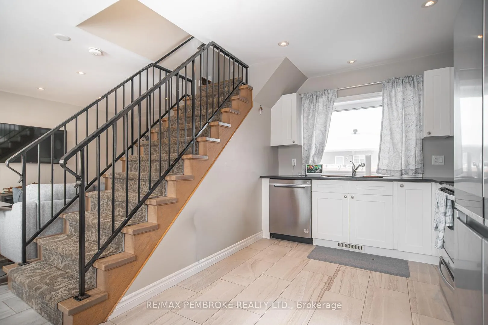 Photo 5 of 332 Third Avenue, Pembroke — HOMEH