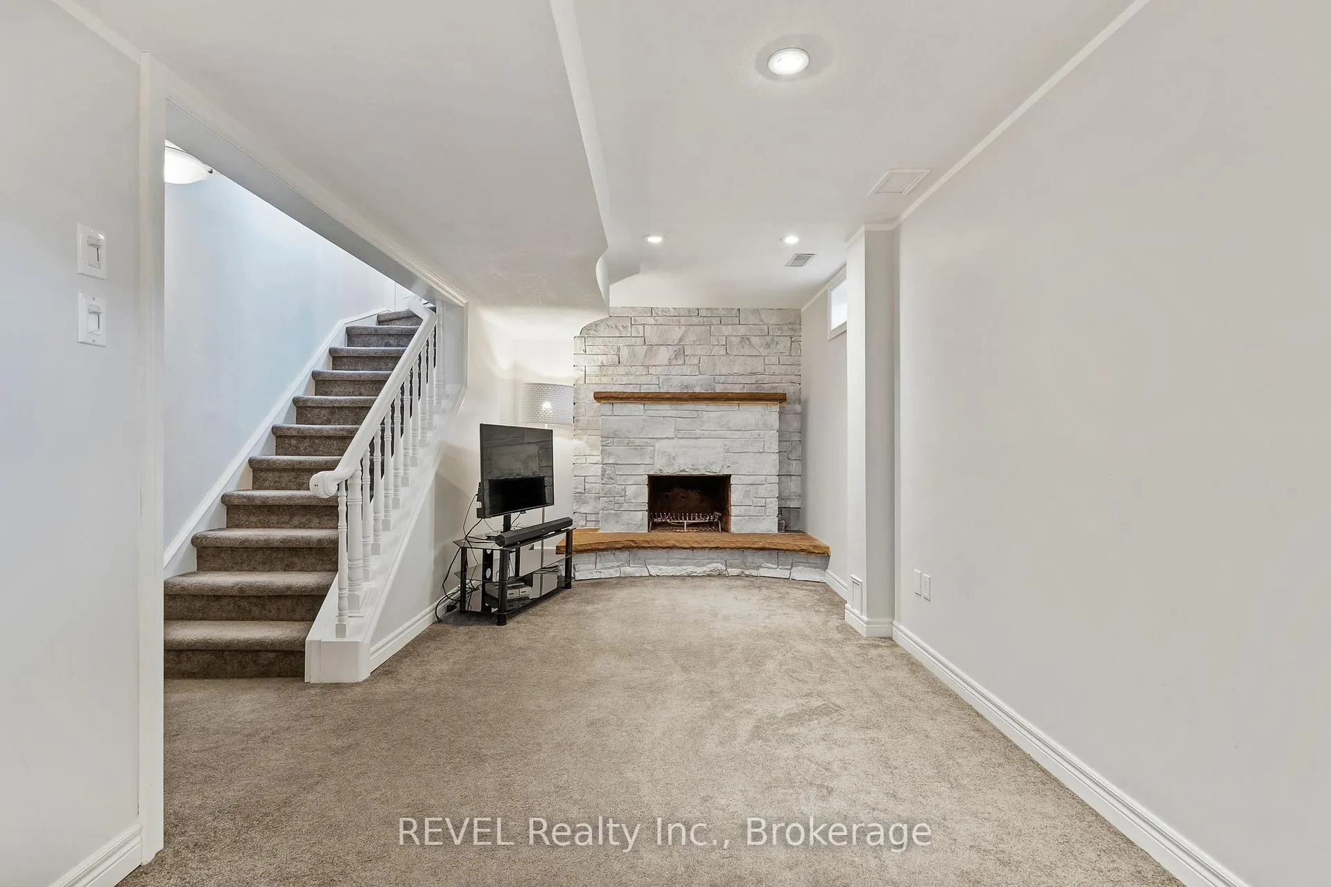Photo 20 of 57 Tomahawk Drive, Grimsby, Grimsby East — HOMEH