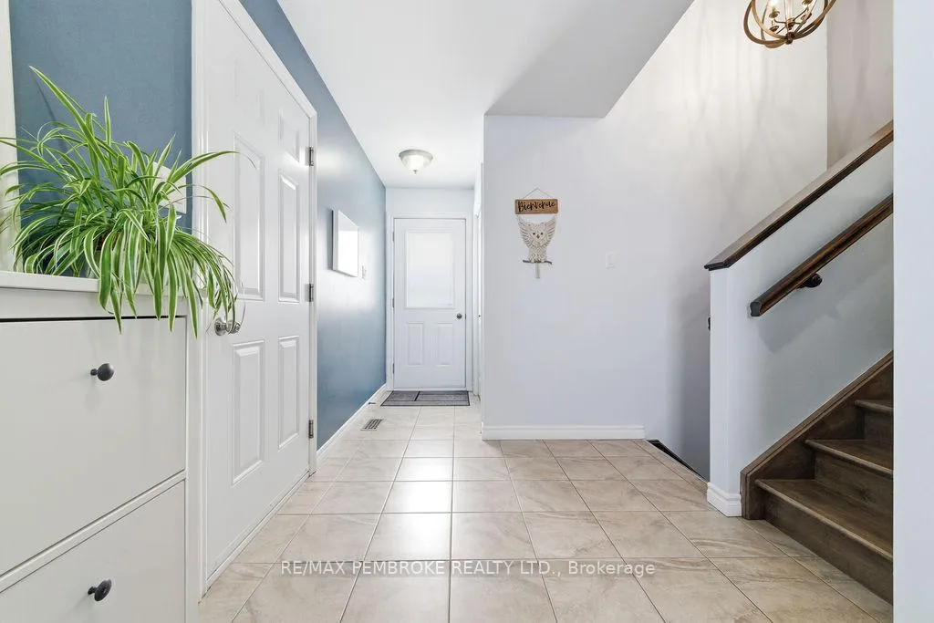 Photo 3 of 17 Greenvale Crescent, Petawawa — HOMEH