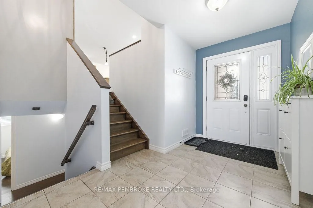 Photo 4 of 17 Greenvale Crescent, Petawawa — HOMEH