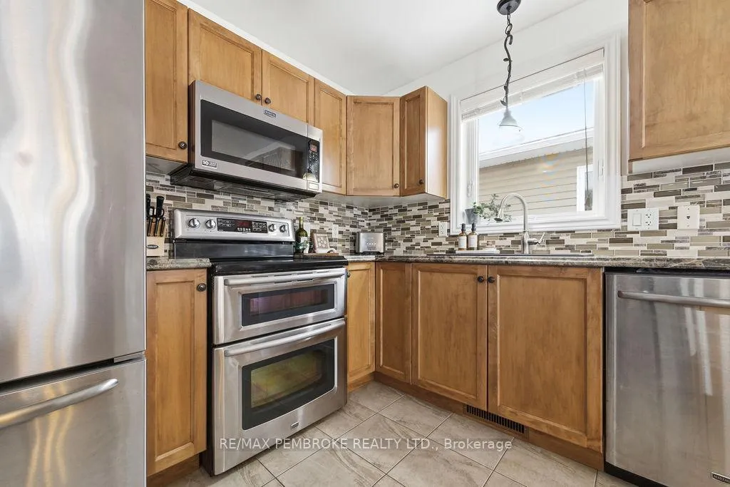 Photo 5 of 17 Greenvale Crescent, Petawawa — HOMEH