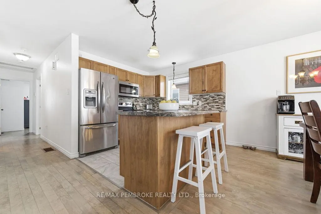Photo 6 of 17 Greenvale Crescent, Petawawa — HOMEH