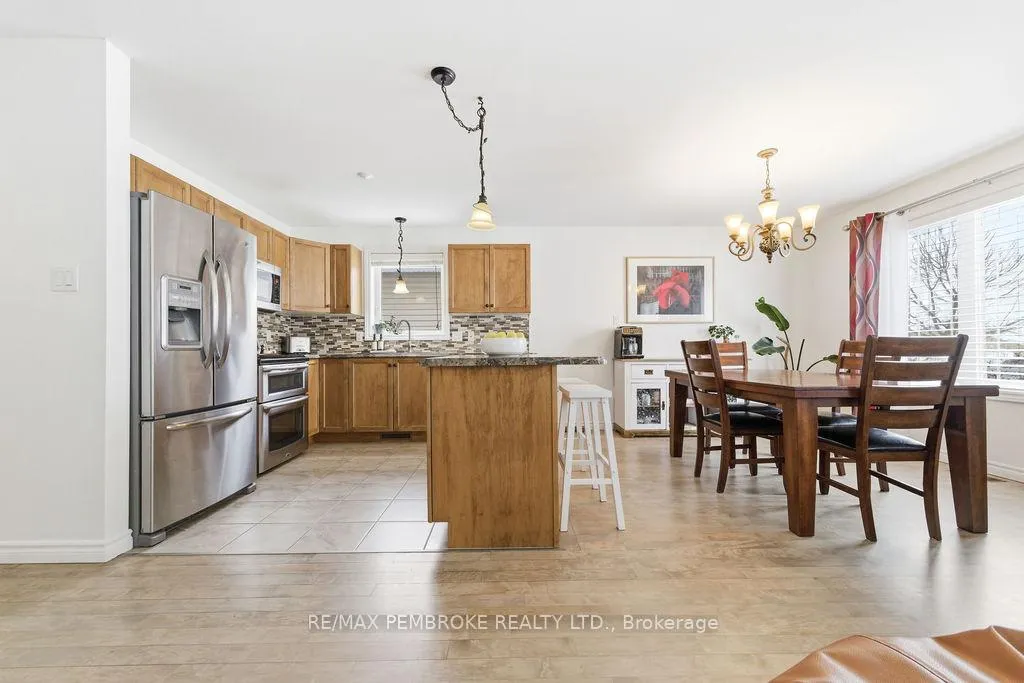 Photo 8 of 17 Greenvale Crescent, Petawawa — HOMEH