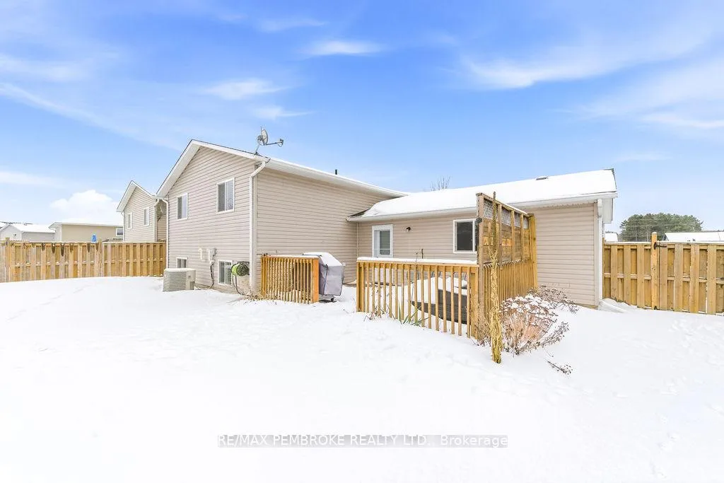 Photo 32 of 17 Greenvale Crescent, Petawawa — HOMEH