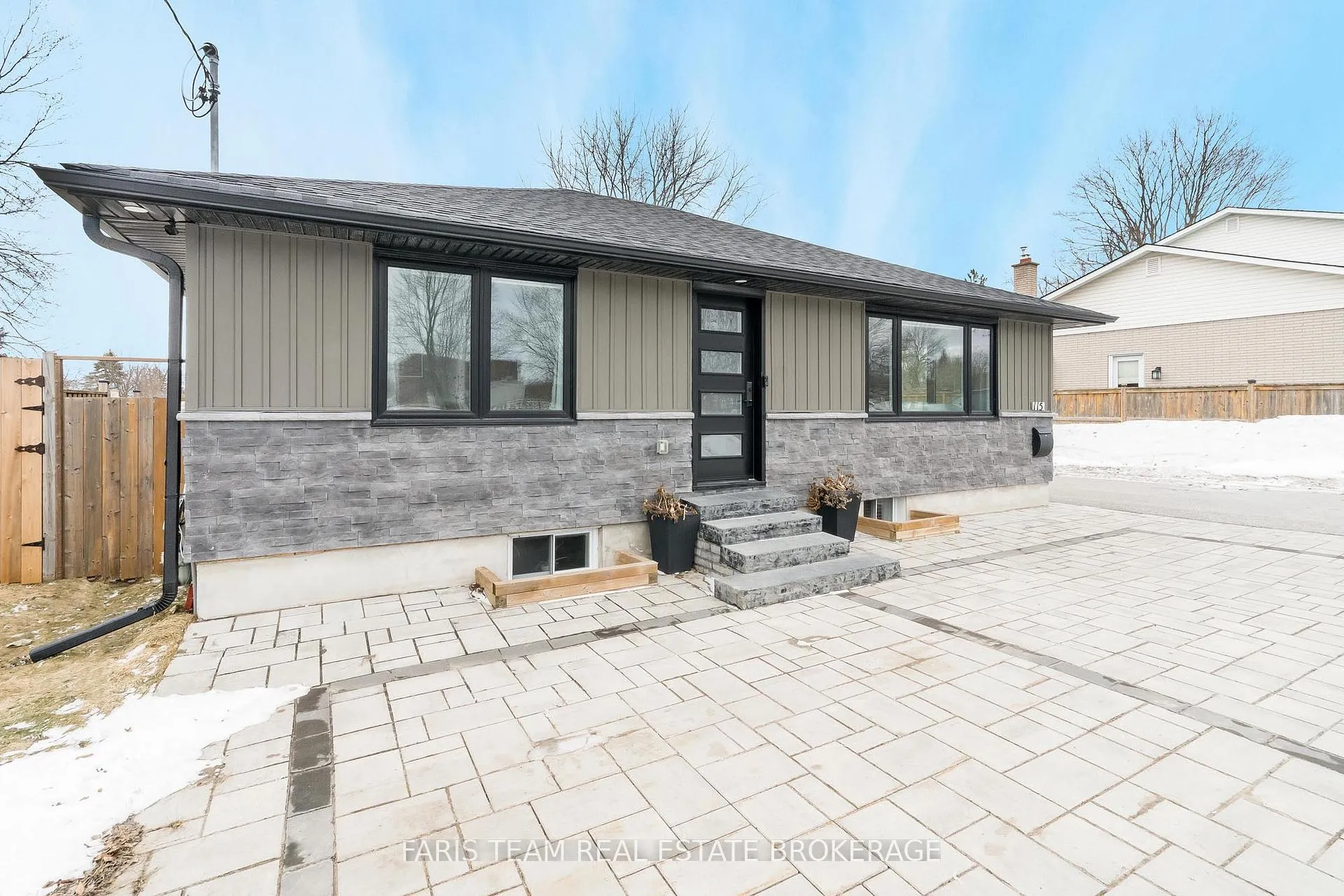 Photo 3 of 115 Bayview Drive, Barrie, Allandale Heights — HOMEH