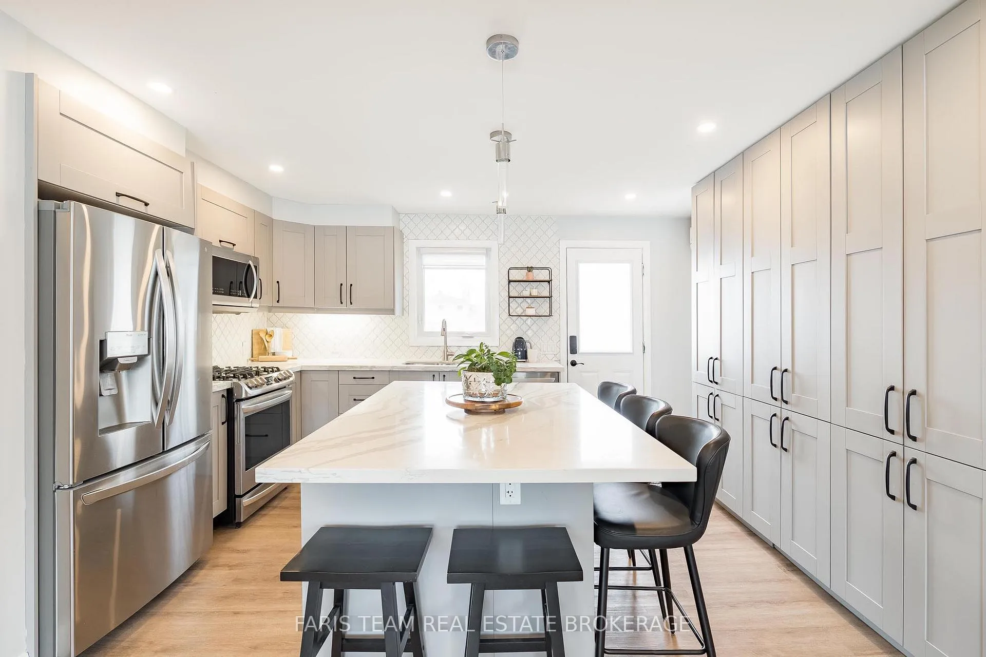 Photo 4 of 115 Bayview Drive, Barrie, Allandale Heights — HOMEH