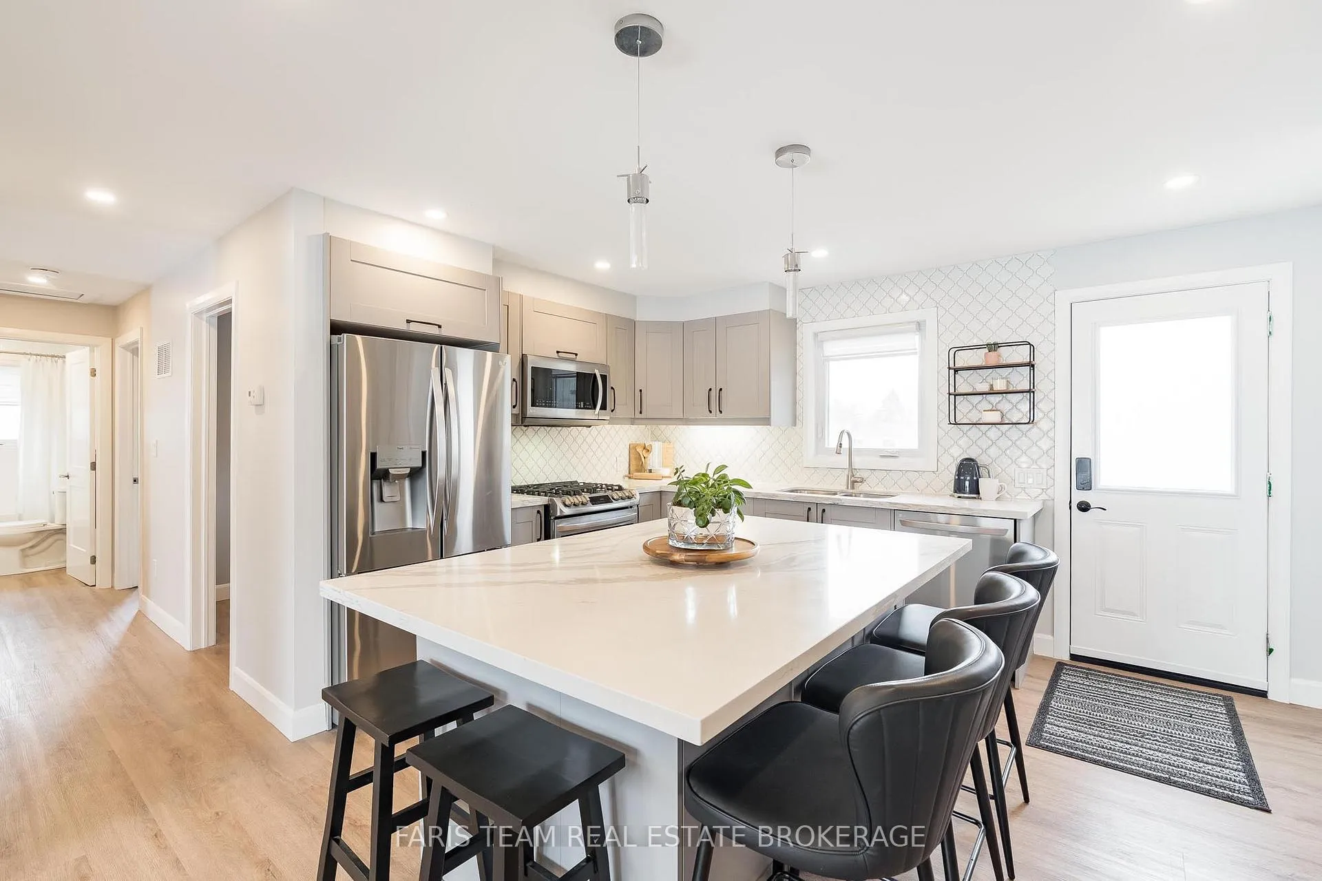 Photo 5 of 115 Bayview Drive, Barrie, Allandale Heights — HOMEH