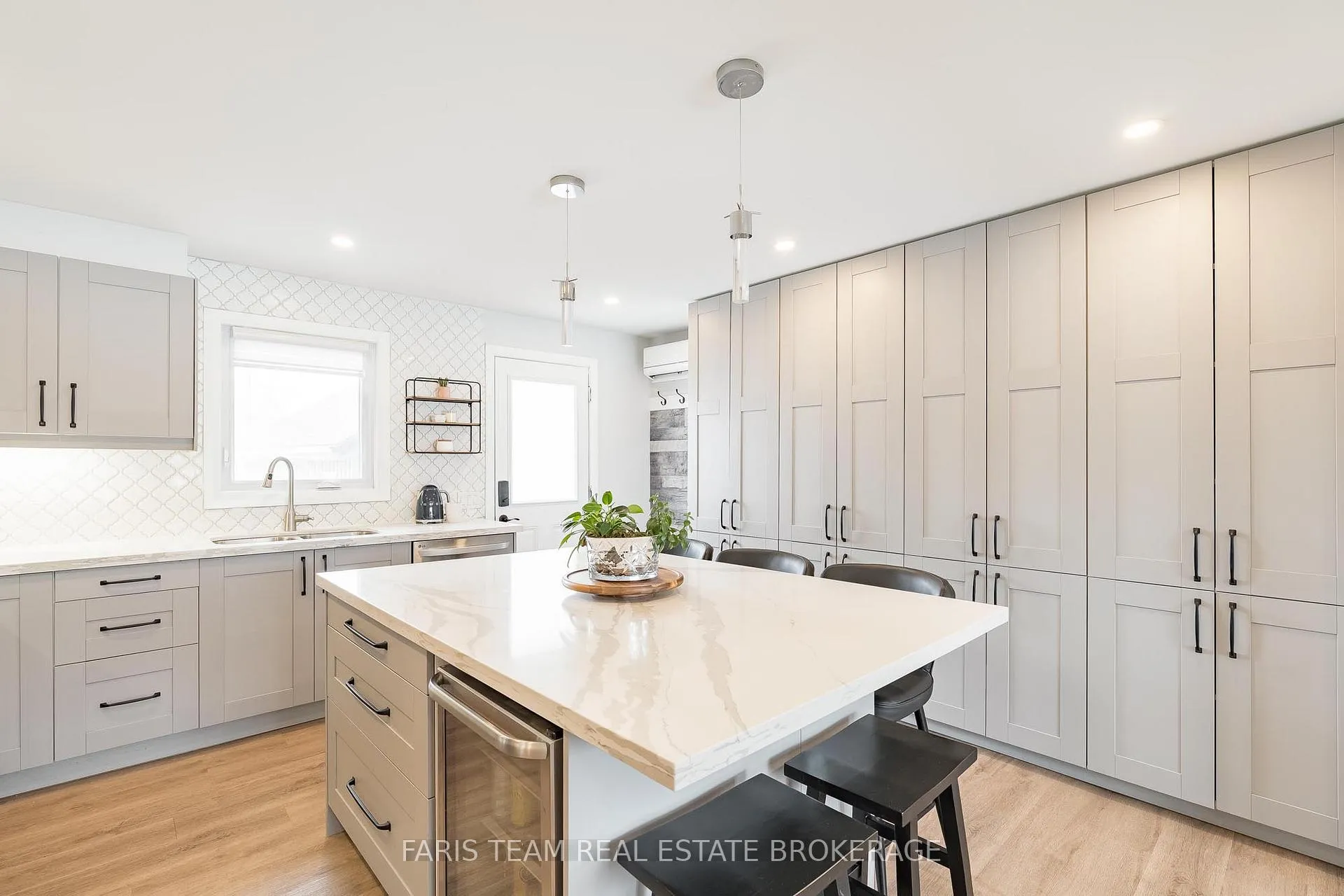 Photo 6 of 115 Bayview Drive, Barrie, Allandale Heights — HOMEH