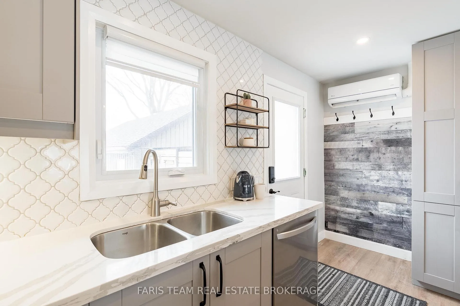 Photo 8 of 115 Bayview Drive, Barrie, Allandale Heights — HOMEH