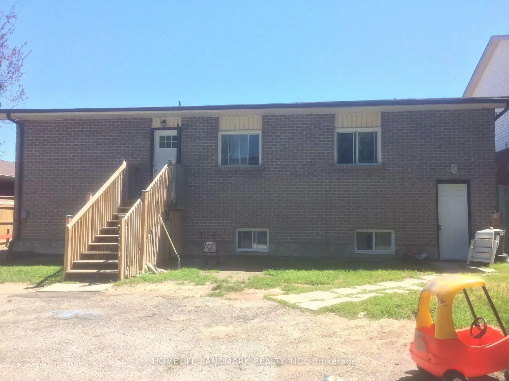 Photo 2 of 320 Elgin Street W, Oshawa, McLaughlin — HOMEH