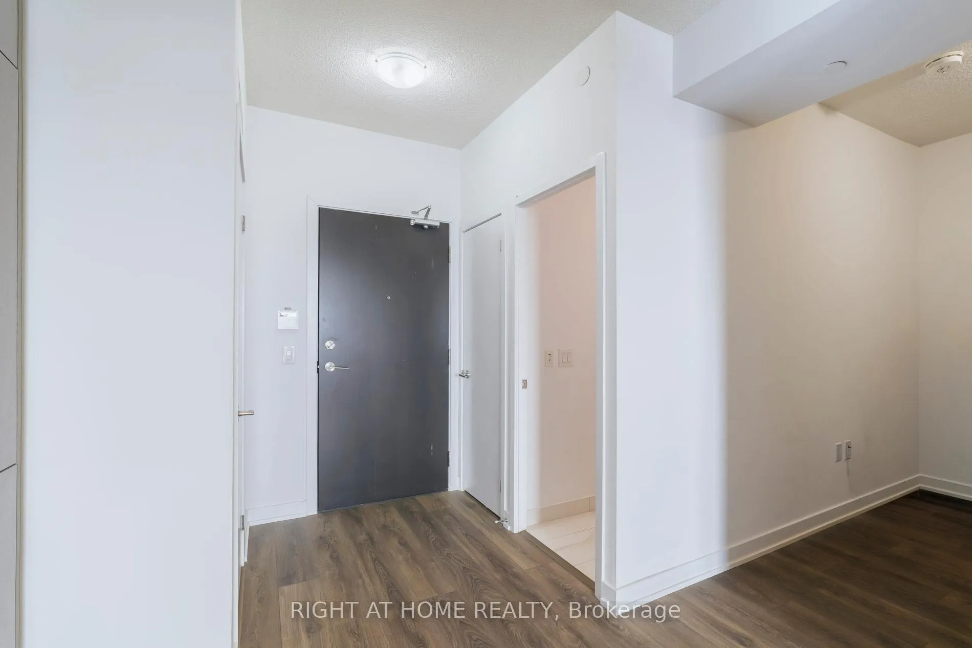 Photo 2 of Unit 1607, 38 Honeycrisp Crescent, Vaughan, Vaughan Corporate Centre — HOMEH