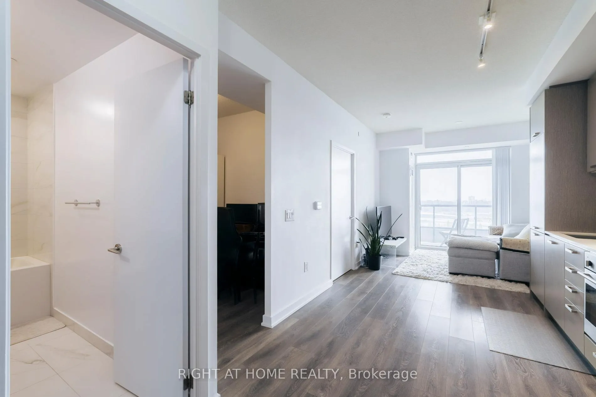Photo 3 of Unit 1607, 38 Honeycrisp Crescent, Vaughan, Vaughan Corporate Centre — HOMEH