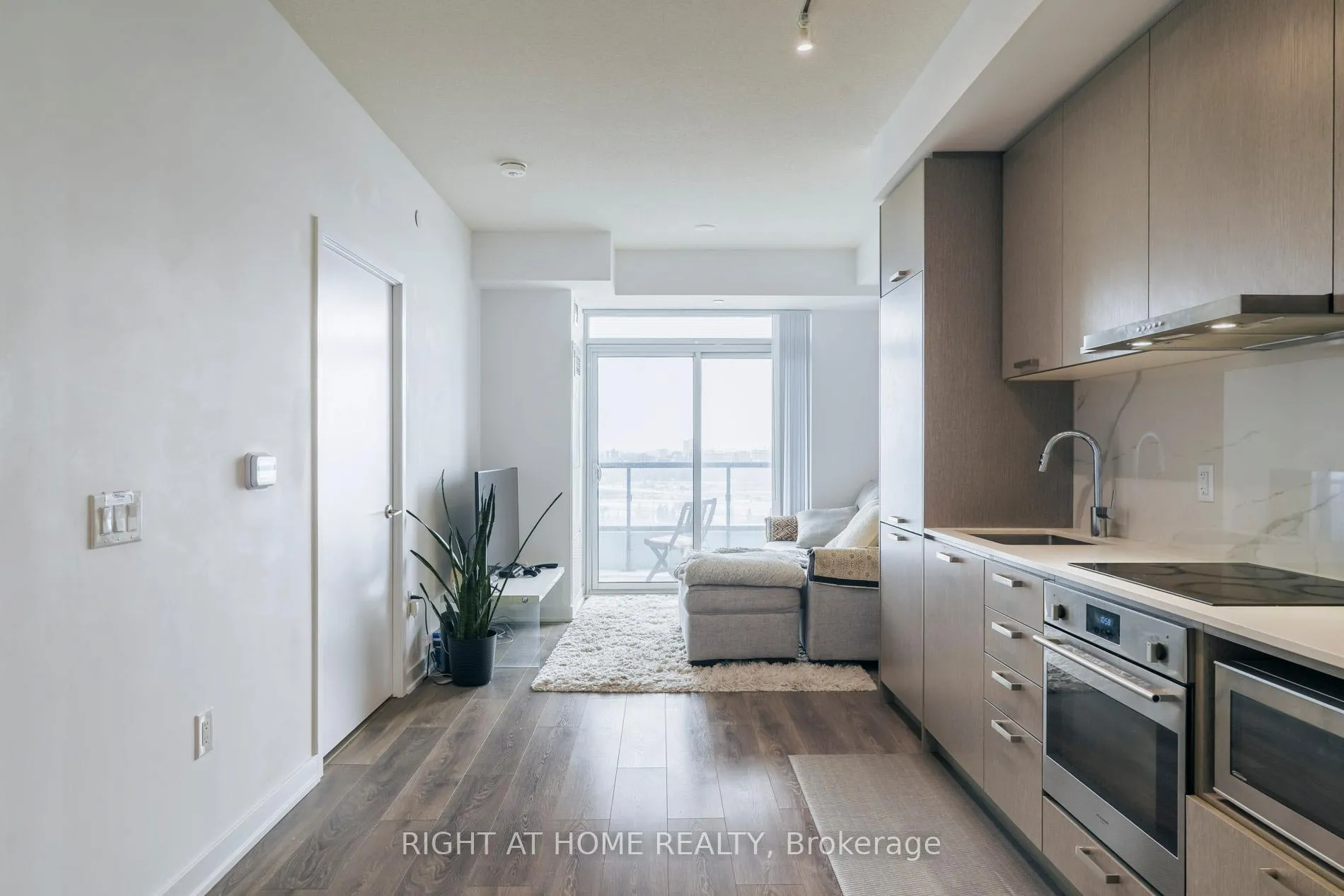 Photo 4 of Unit 1607, 38 Honeycrisp Crescent, Vaughan, Vaughan Corporate Centre — HOMEH