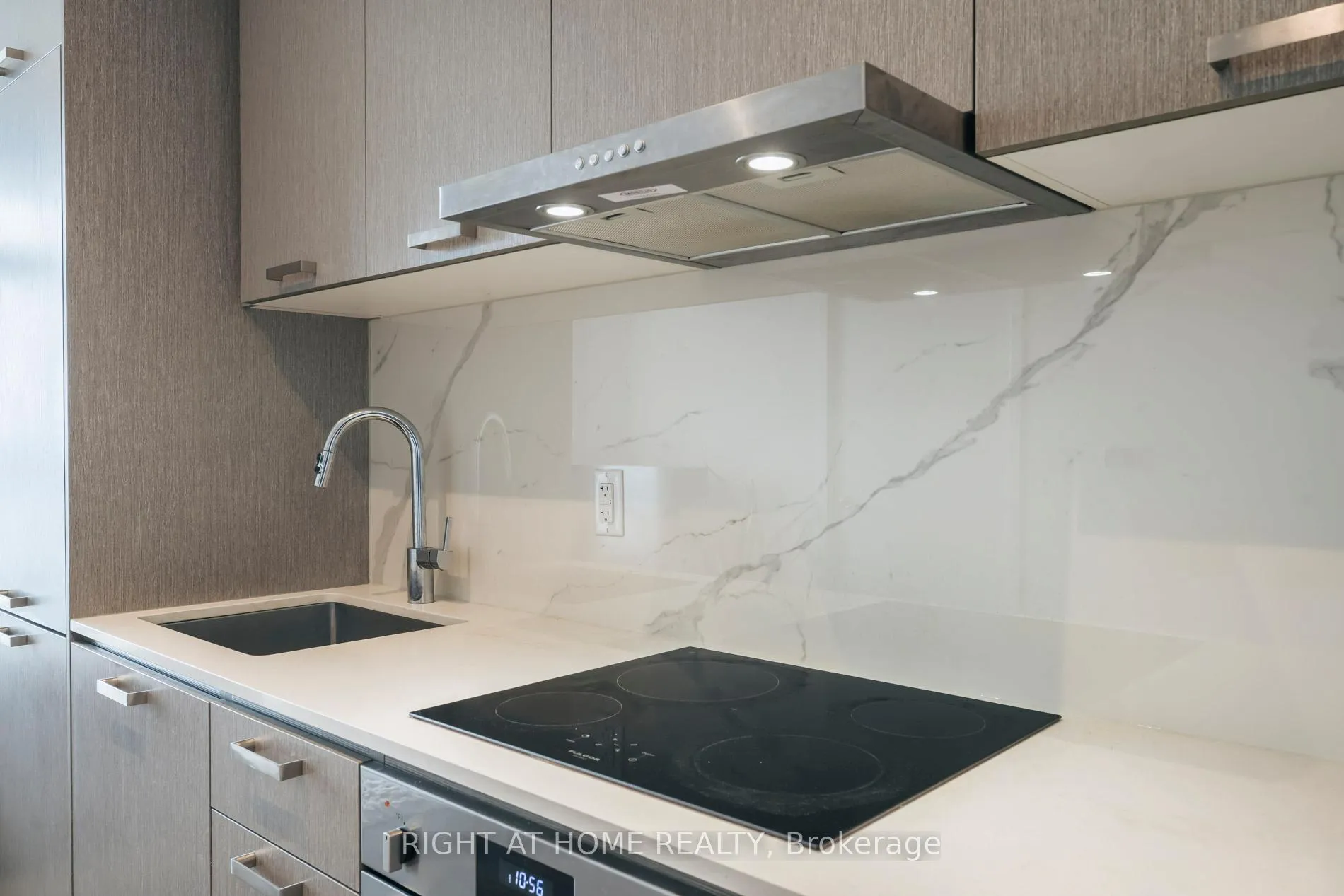 Photo 7 of Unit 1607, 38 Honeycrisp Crescent, Vaughan, Vaughan Corporate Centre — HOMEH