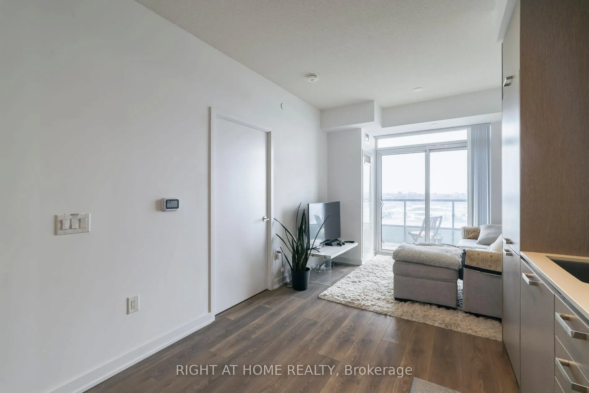 Photo 8 of Unit 1607, 38 Honeycrisp Crescent, Vaughan, Vaughan Corporate Centre — HOMEH