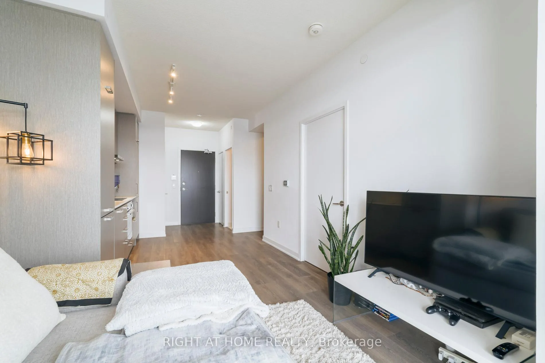 Photo 11 of Unit 1607, 38 Honeycrisp Crescent, Vaughan, Vaughan Corporate Centre — HOMEH