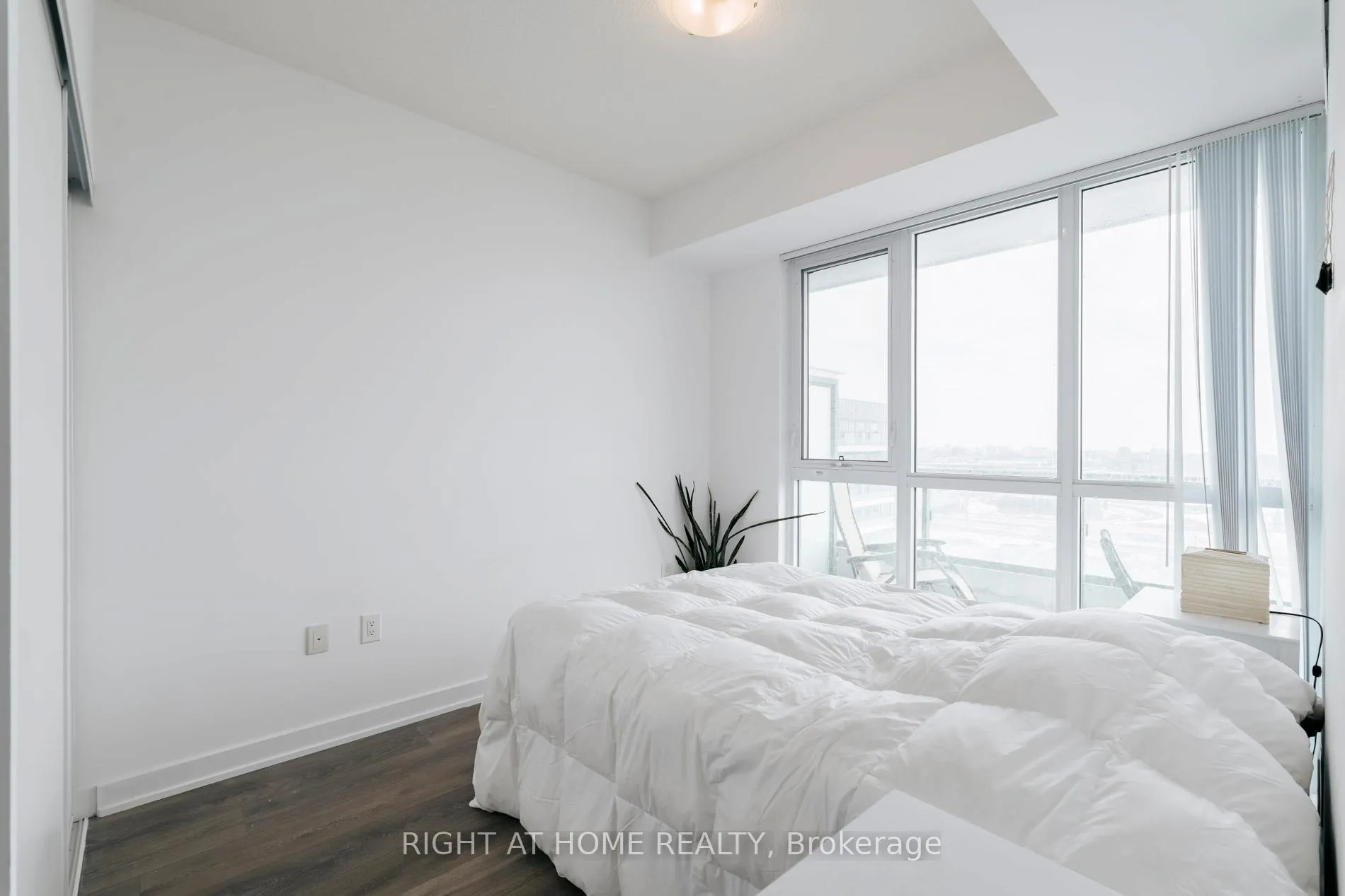 Photo 14 of Unit 1607, 38 Honeycrisp Crescent, Vaughan, Vaughan Corporate Centre — HOMEH