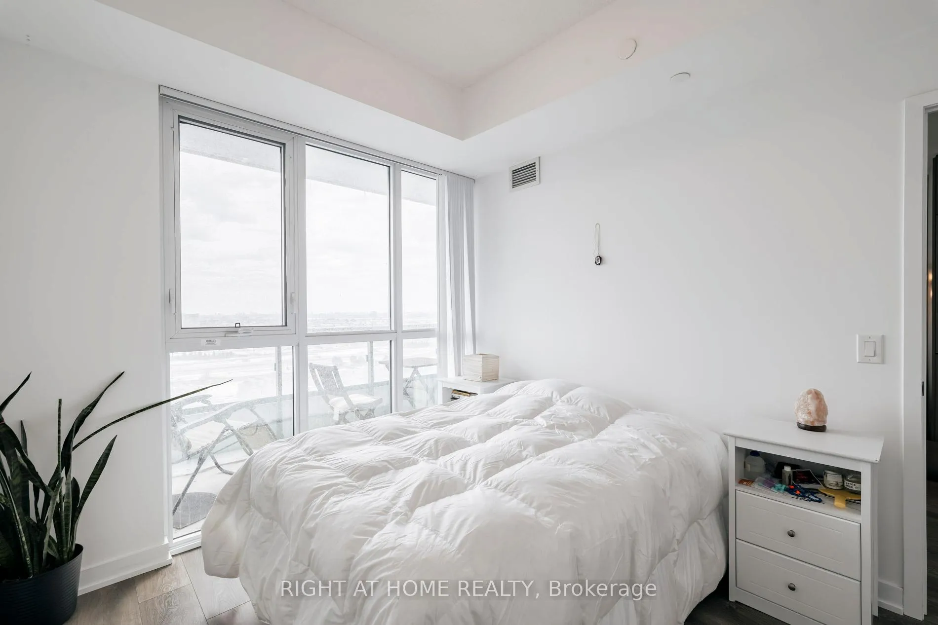 Photo 15 of Unit 1607, 38 Honeycrisp Crescent, Vaughan, Vaughan Corporate Centre — HOMEH