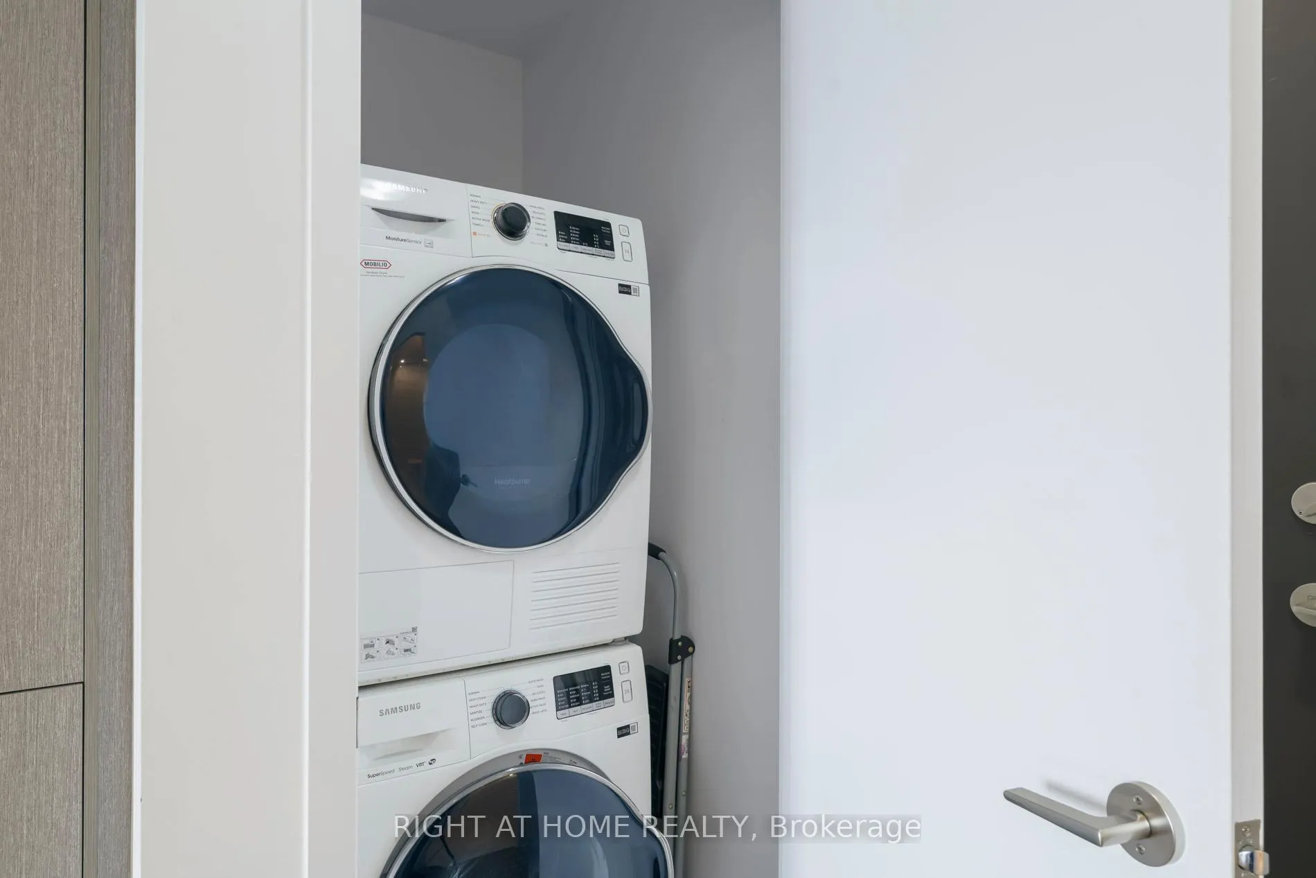 Photo 18 of Unit 1607, 38 Honeycrisp Crescent, Vaughan, Vaughan Corporate Centre — HOMEH