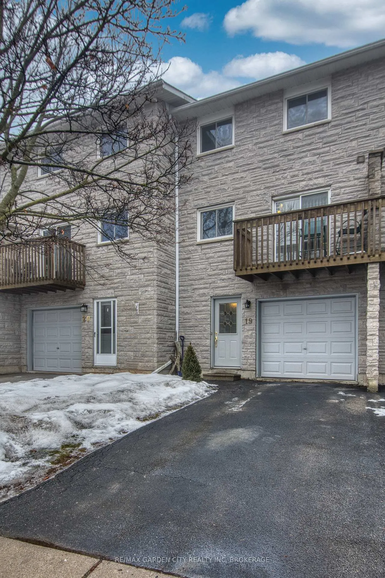 Photo 2 of Unit 19, 1155 Paramount Drive, Hamilton, Stoney Creek Mountain — HOMEH