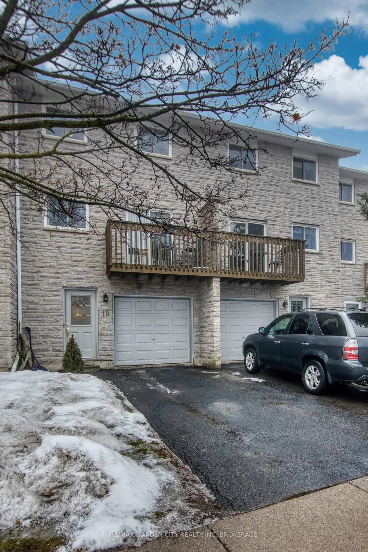 Photo 3 of Unit 19, 1155 Paramount Drive, Hamilton, Stoney Creek Mountain — HOMEH
