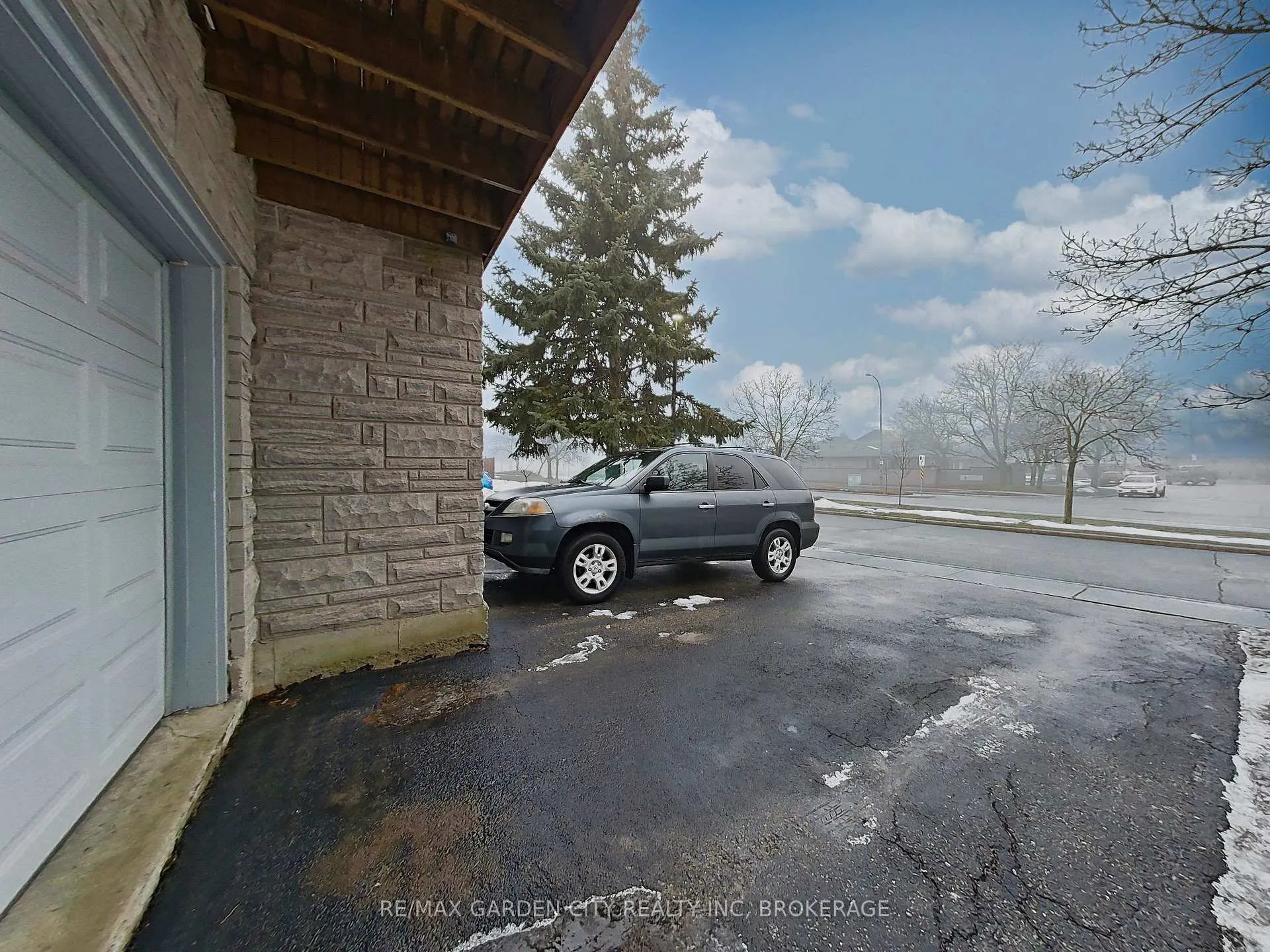 Photo 4 of Unit 19, 1155 Paramount Drive, Hamilton, Stoney Creek Mountain — HOMEH
