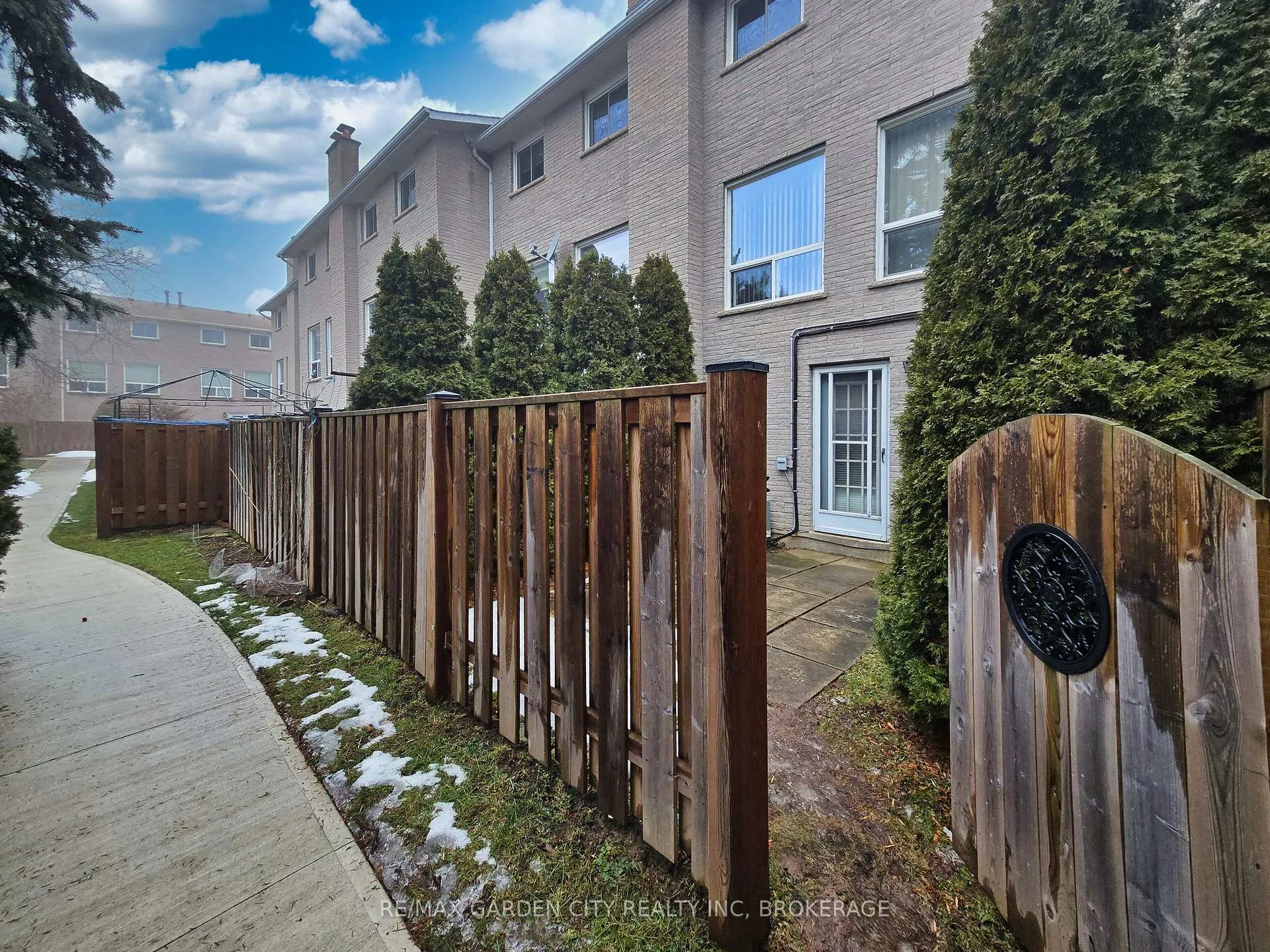 Photo 5 of Unit 19, 1155 Paramount Drive, Hamilton, Stoney Creek Mountain — HOMEH
