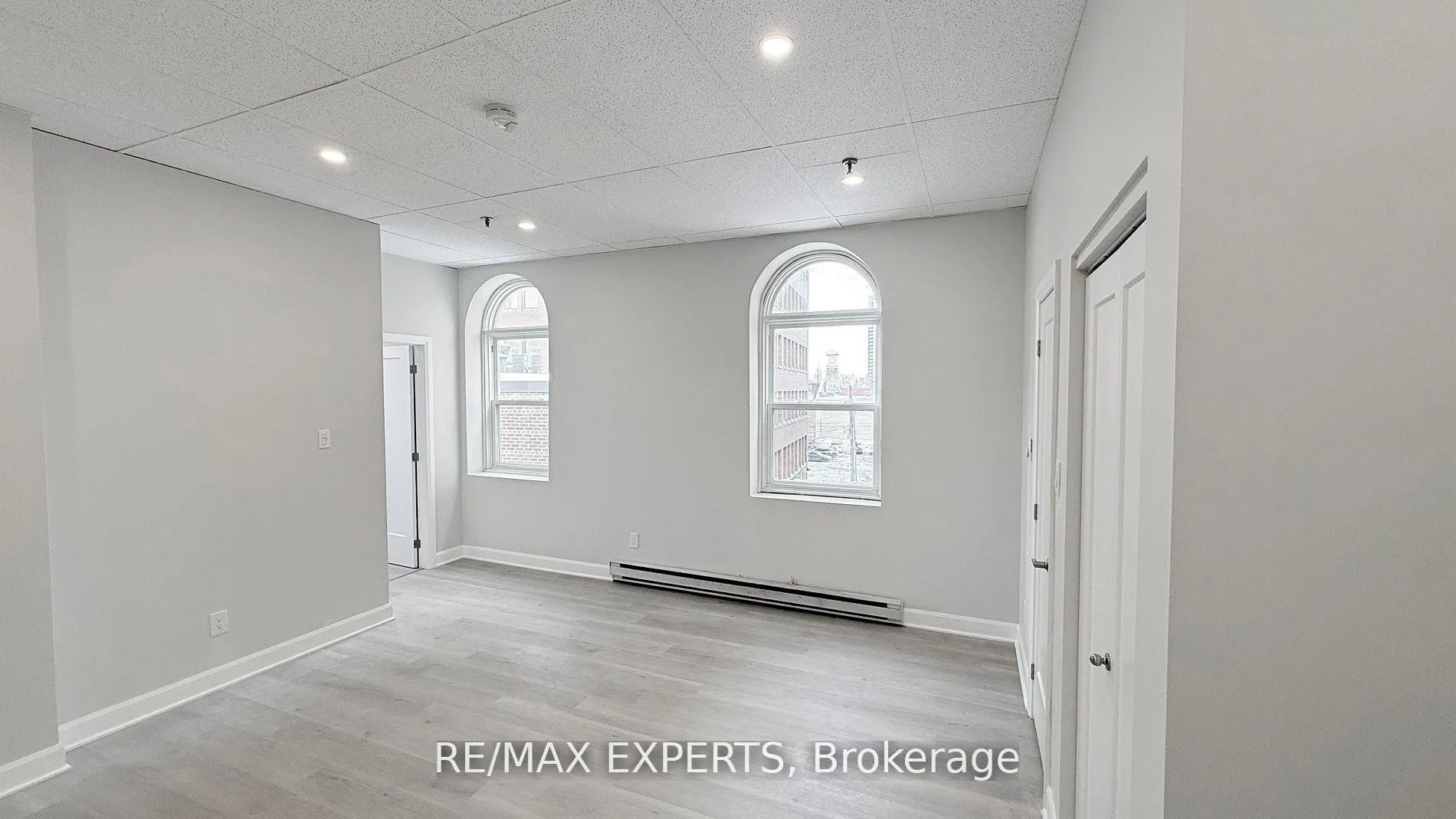 Photo 4 of Unit 404, 8 Main Street S, Brampton, Downtown Brampton — HOMEH