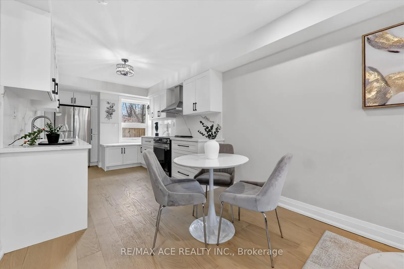 Photo 9 of 37 Secord Avenue, Toronto, Crescent Town — HOMEH