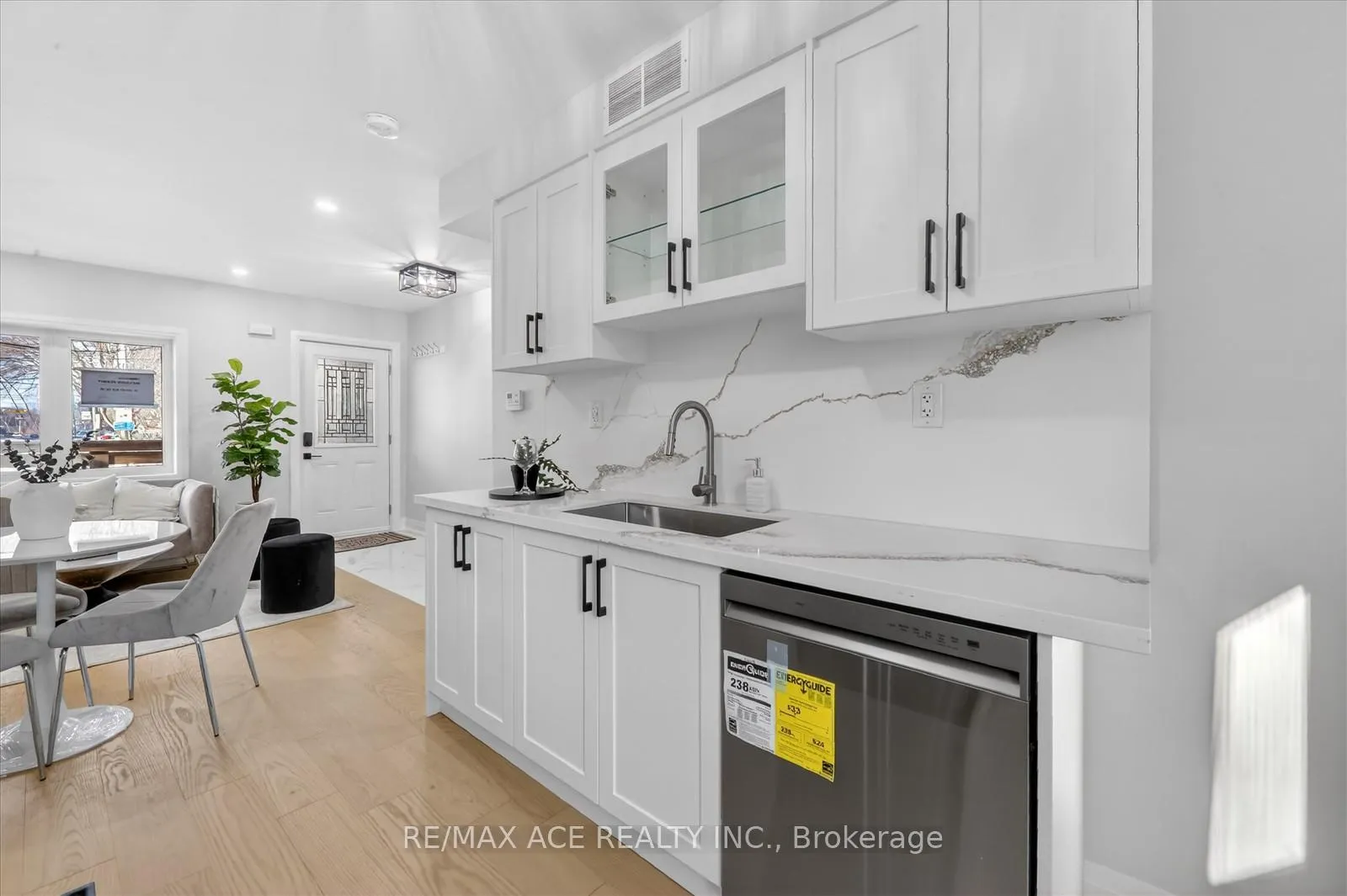 Photo 12 of 37 Secord Avenue, Toronto, Crescent Town — HOMEH