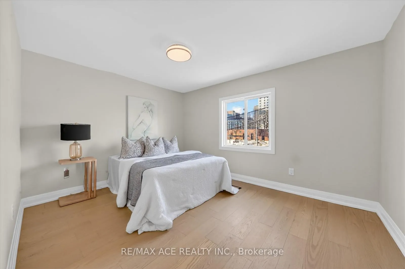 Photo 16 of 37 Secord Avenue, Toronto, Crescent Town — HOMEH