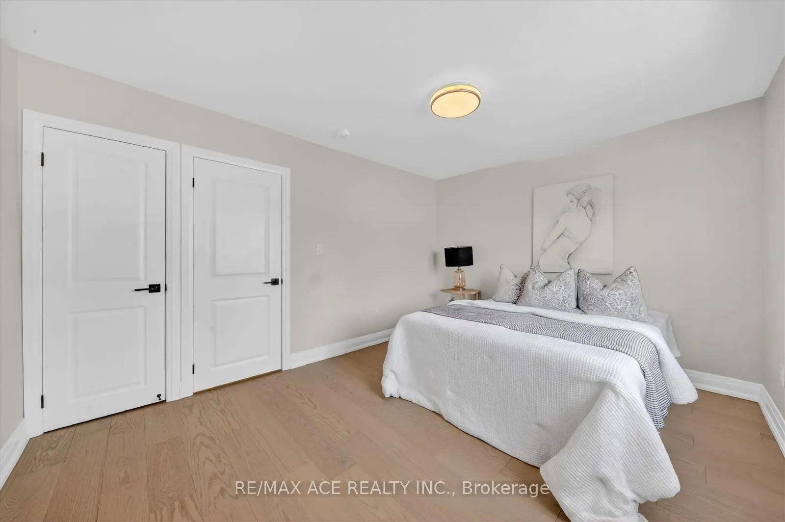 Photo 17 of 37 Secord Avenue, Toronto, Crescent Town — HOMEH