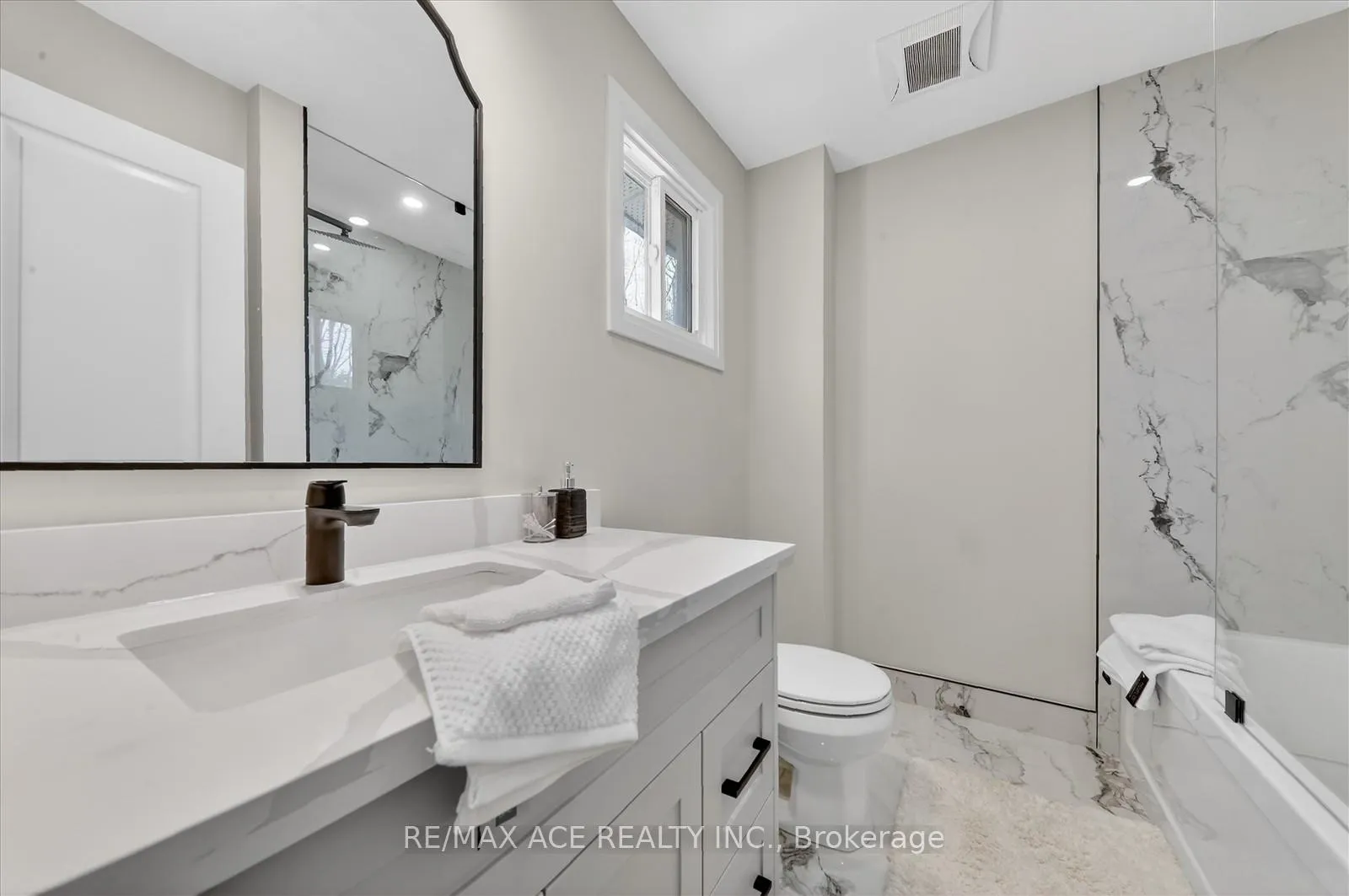 Photo 18 of 37 Secord Avenue, Toronto, Crescent Town — HOMEH