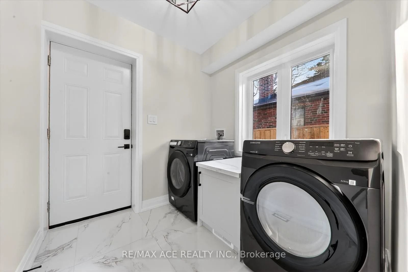 Photo 21 of 37 Secord Avenue, Toronto, Crescent Town — HOMEH