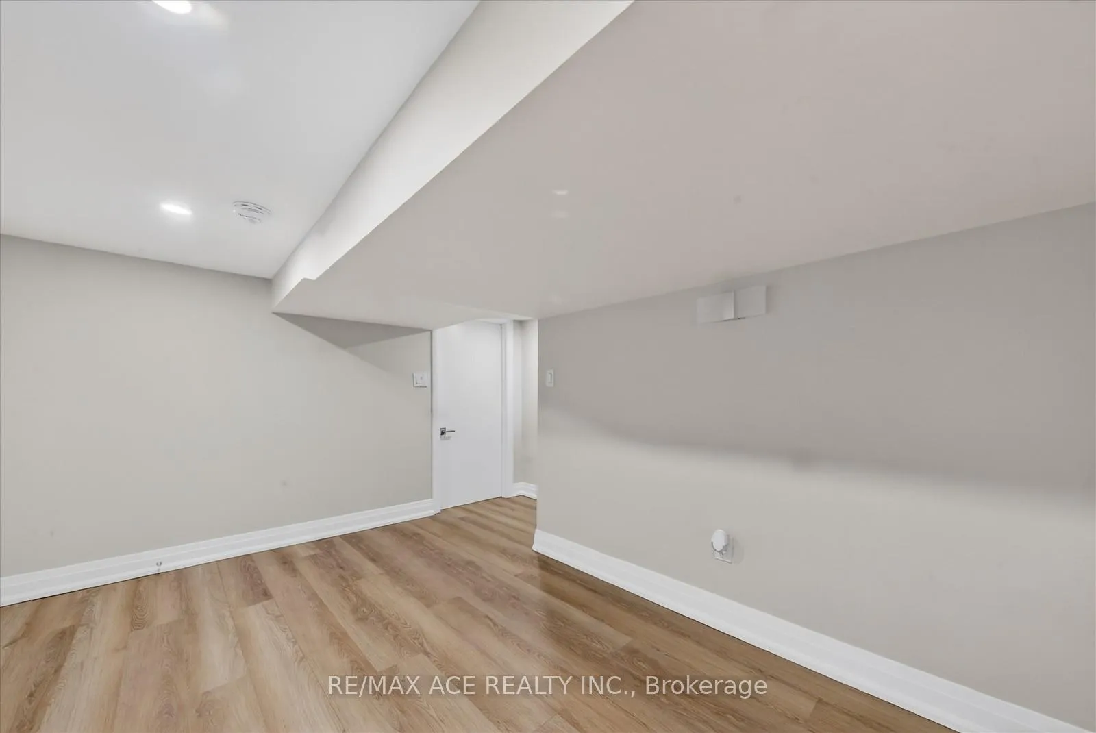 Photo 23 of 37 Secord Avenue, Toronto, Crescent Town — HOMEH