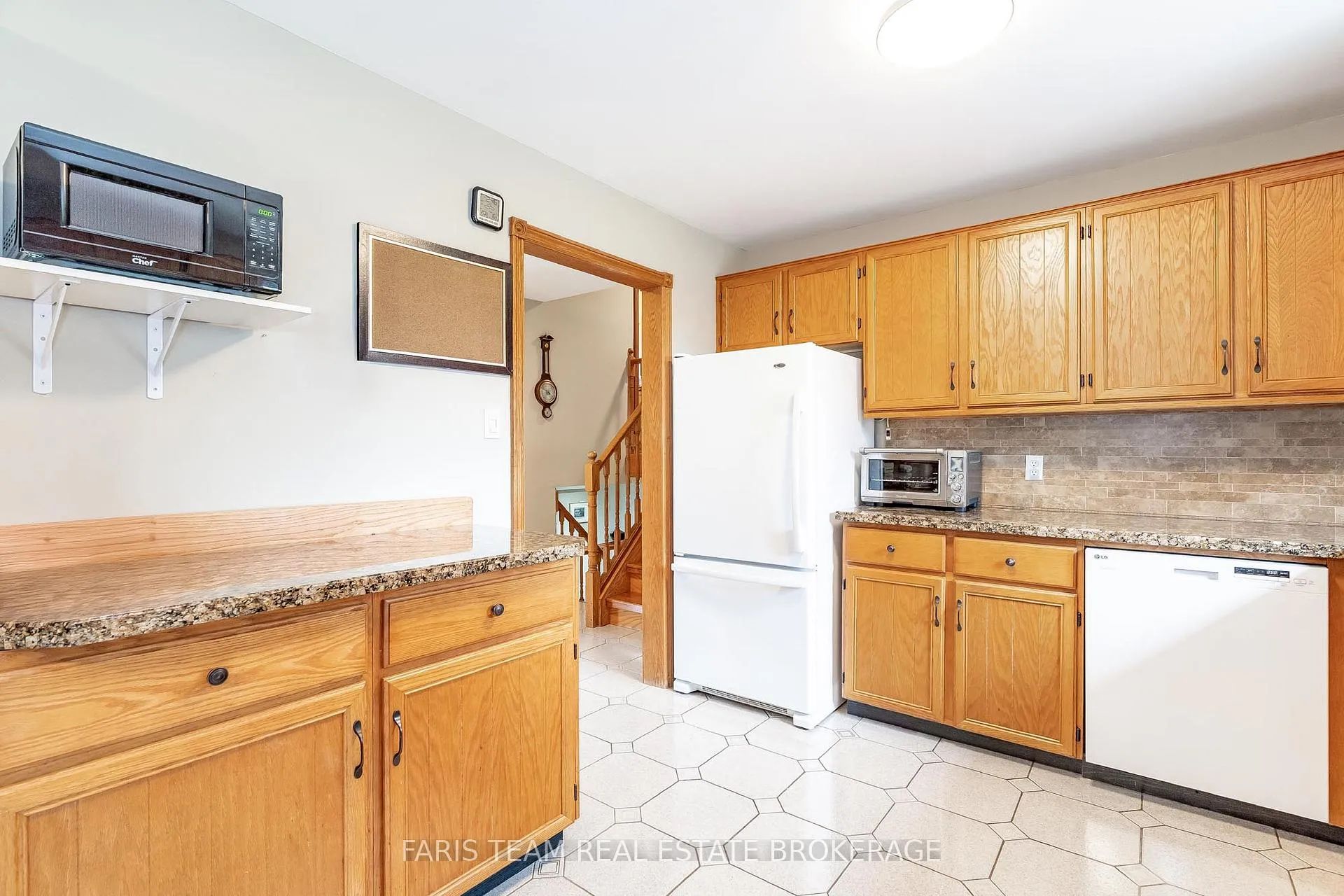 Photo 5 of 856 Church Drive, Innisfil, Lefroy — HOMEH