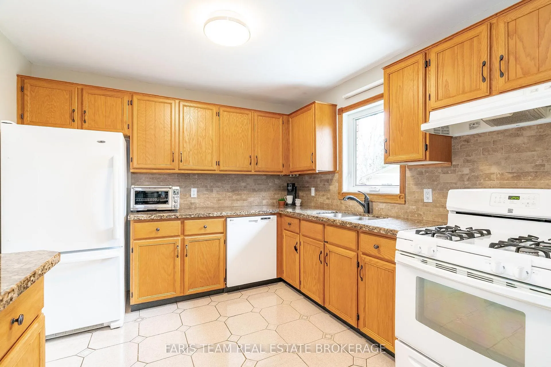 Photo 7 of 856 Church Drive, Innisfil, Lefroy — HOMEH