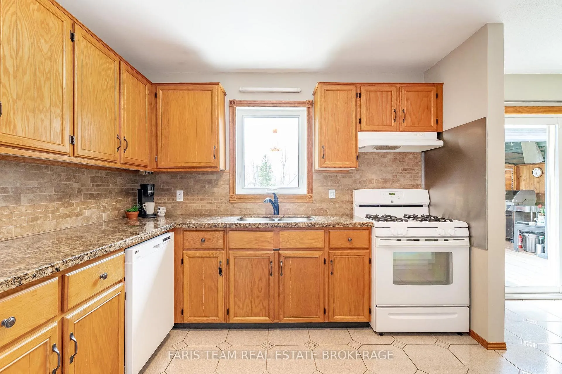 Photo 8 of 856 Church Drive, Innisfil, Lefroy — HOMEH