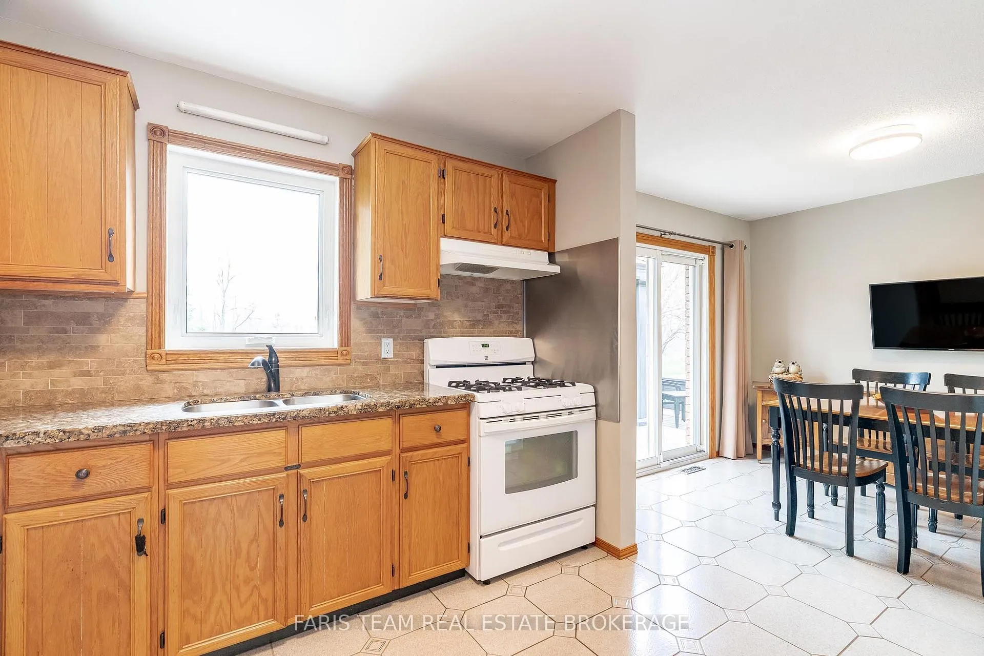 Photo 9 of 856 Church Drive, Innisfil, Lefroy — HOMEH