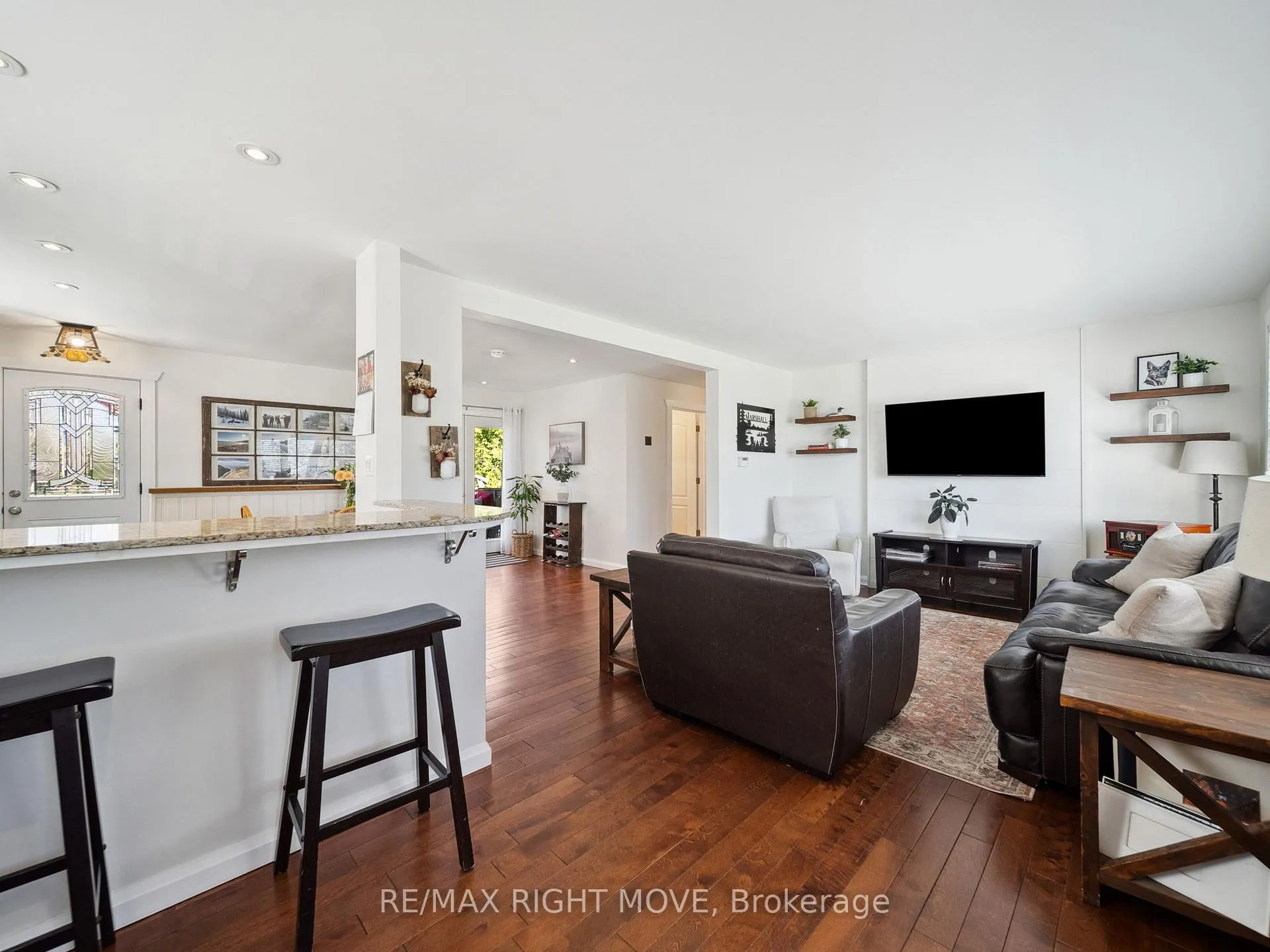 Photo 2 of 603 High Street, Orillia — HOMEH