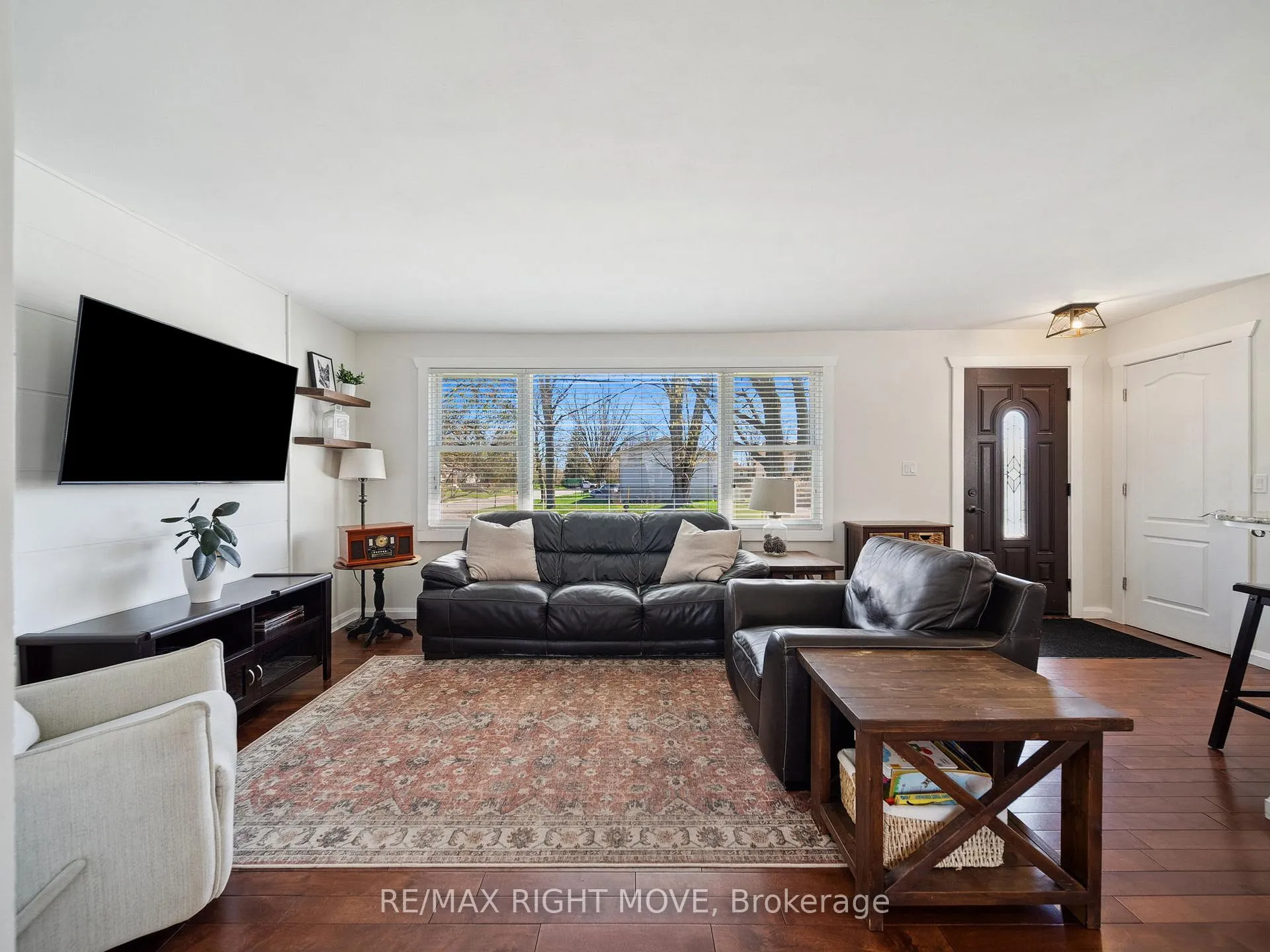 Photo 3 of 603 High Street, Orillia — HOMEH