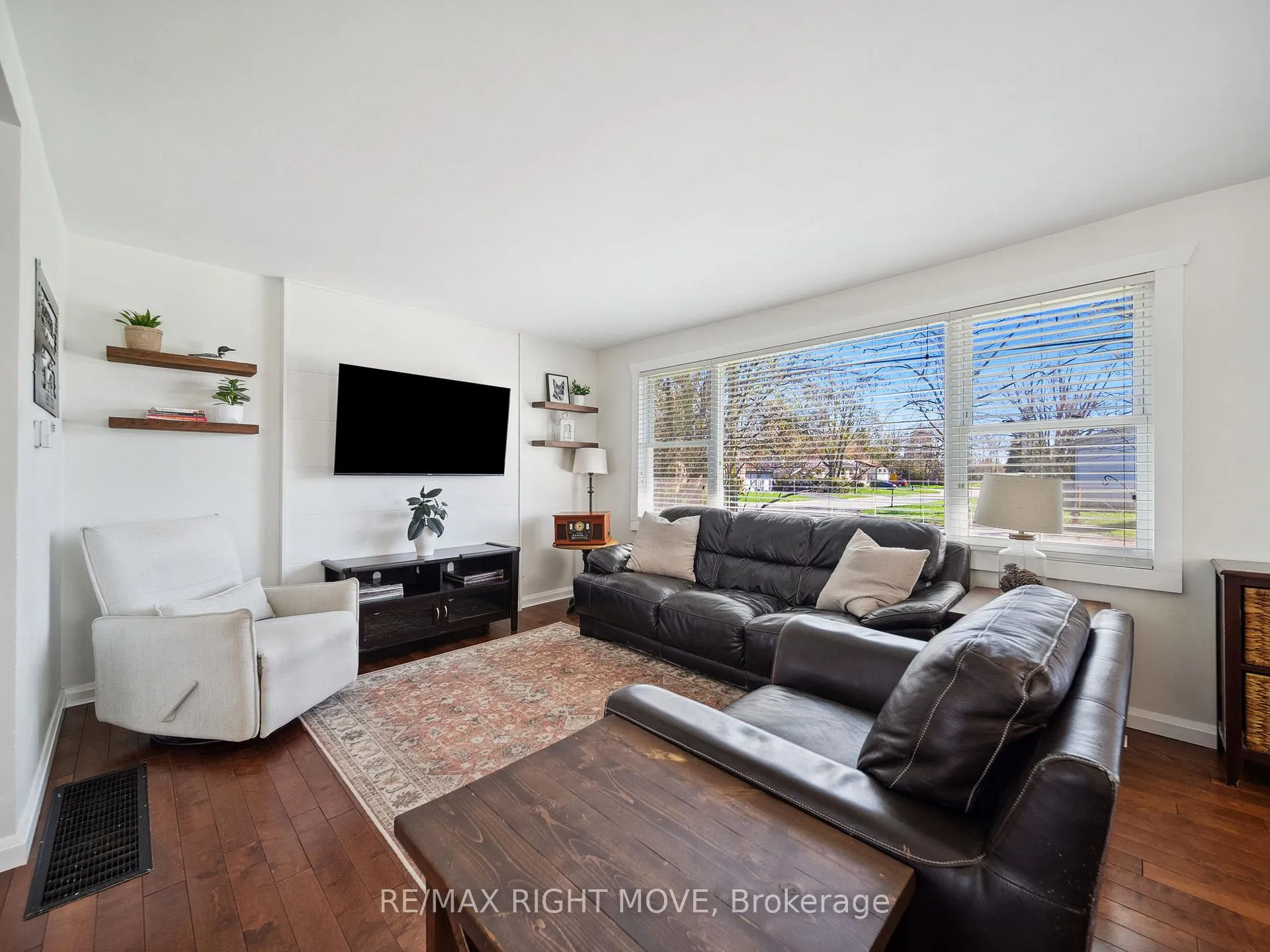 Photo 4 of 603 High Street, Orillia — HOMEH