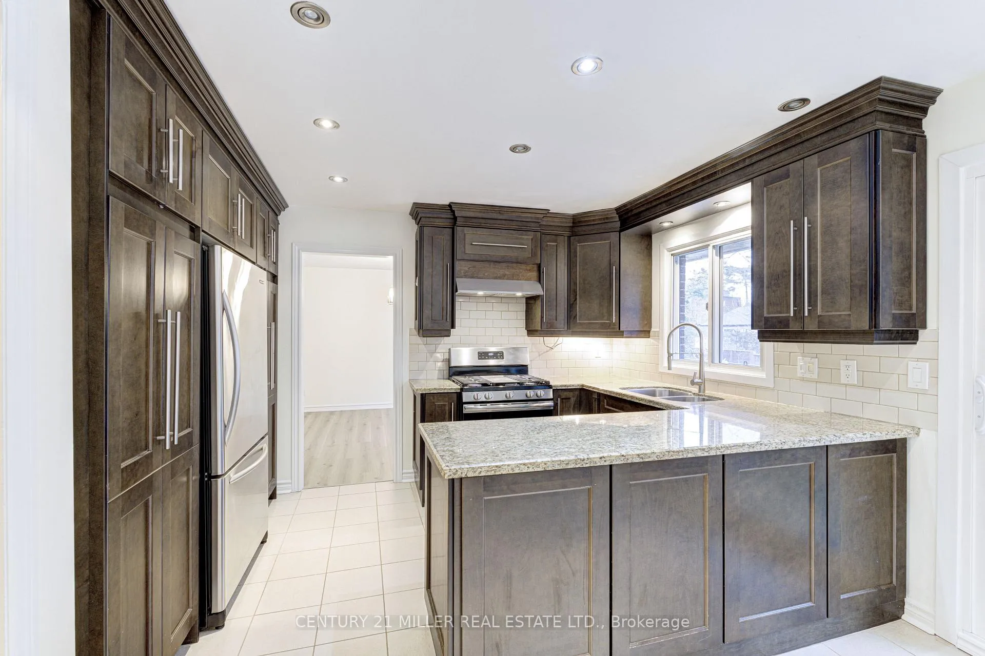 Photo 18 of 163 Castle Crescent, Oakville, Ford — HOMEH