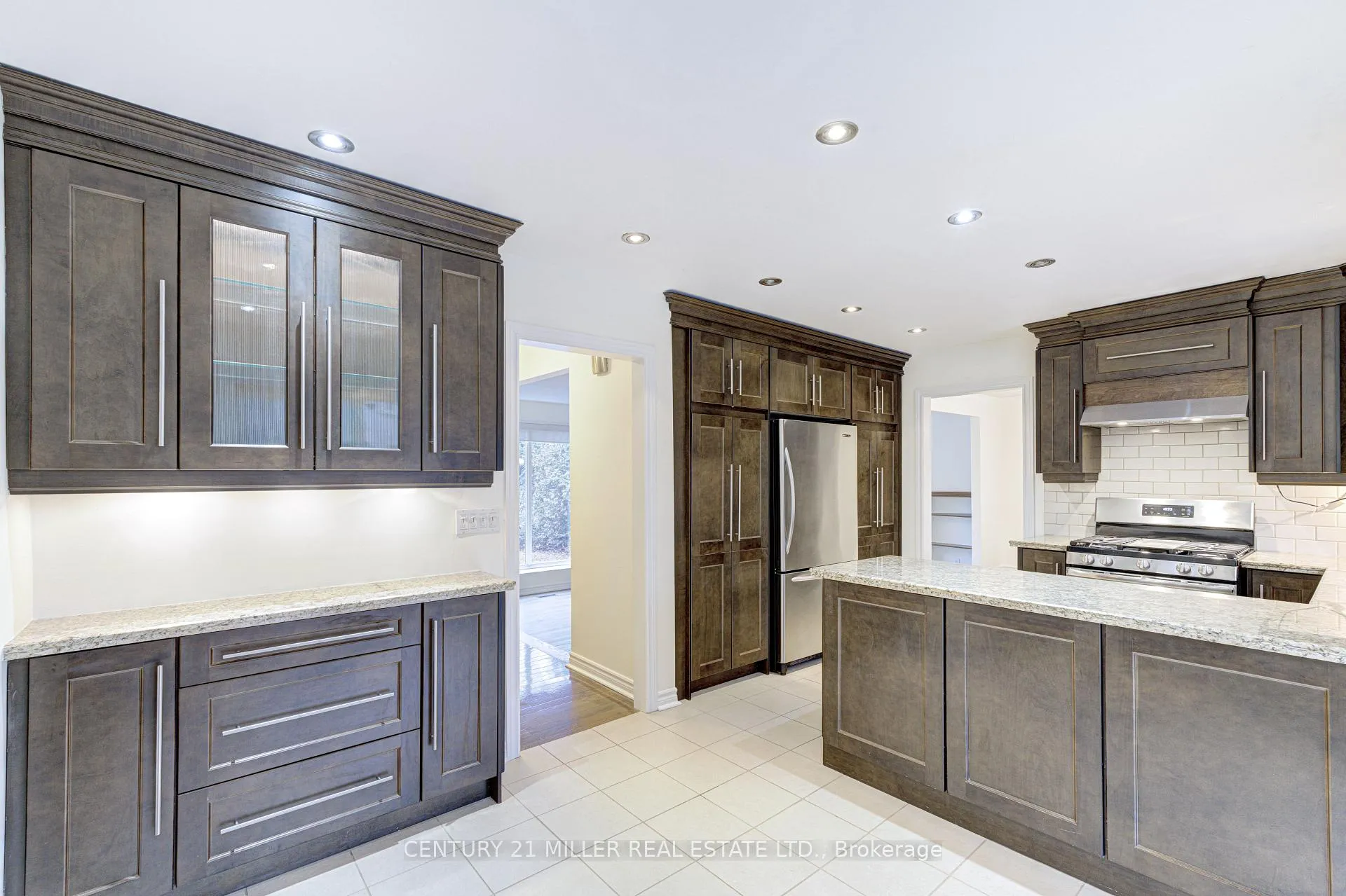 Photo 20 of 163 Castle Crescent, Oakville, Ford — HOMEH