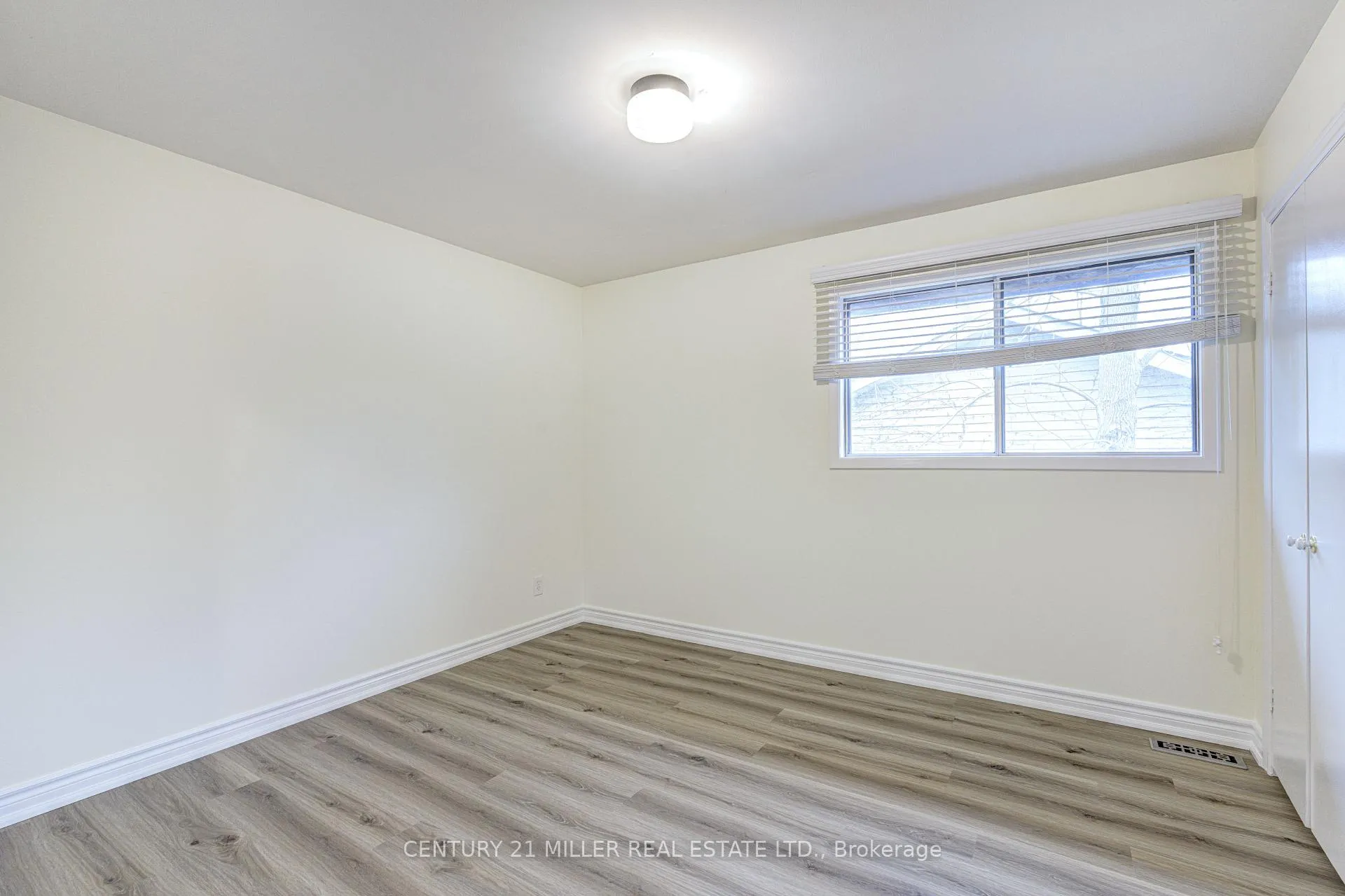 Photo 27 of 163 Castle Crescent, Oakville, Ford — HOMEH