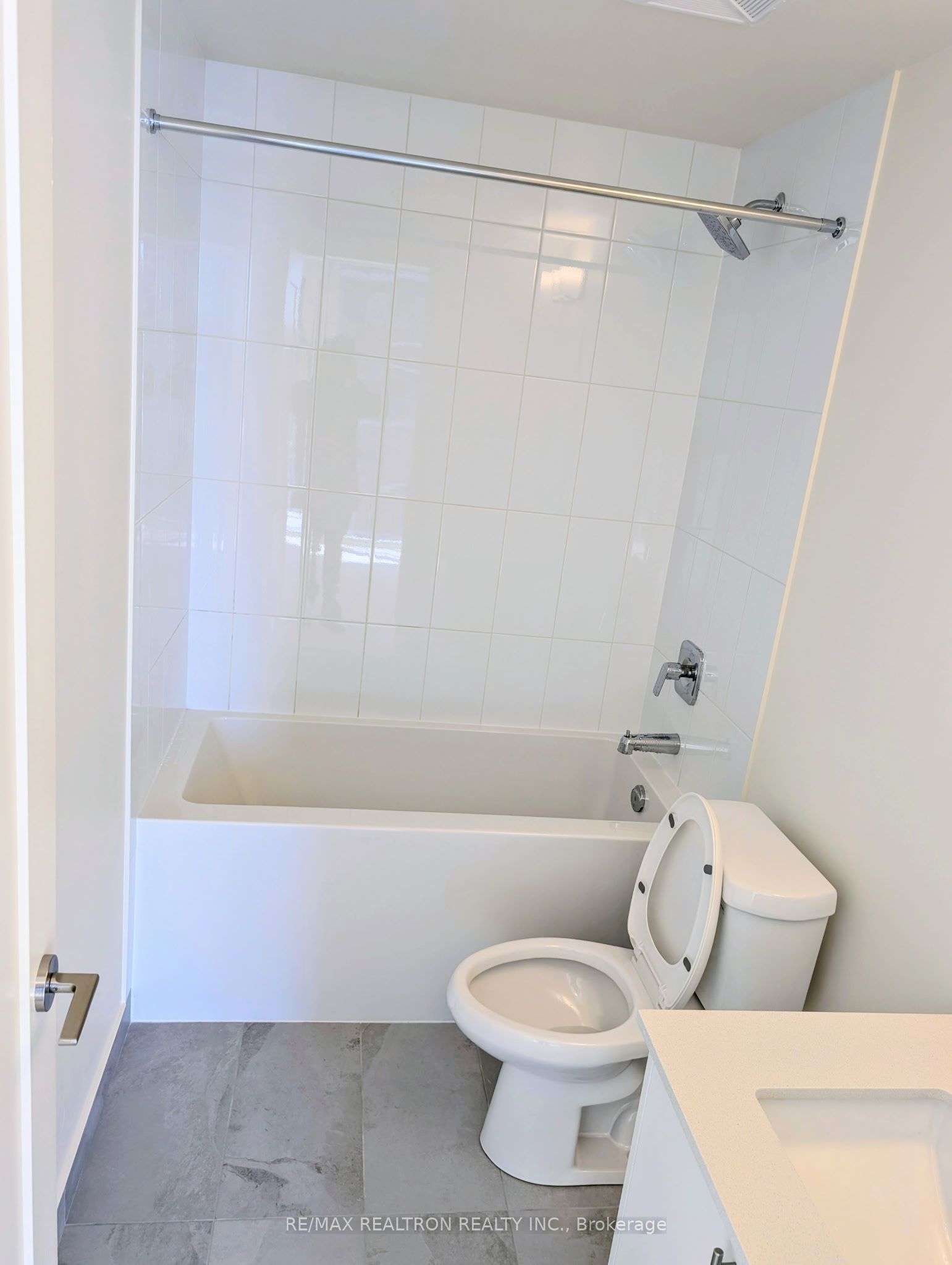 Photo 4 of Unit 2409, 1010 Sandy Beach Road, Pickering, Bay Ridges — HOMEH